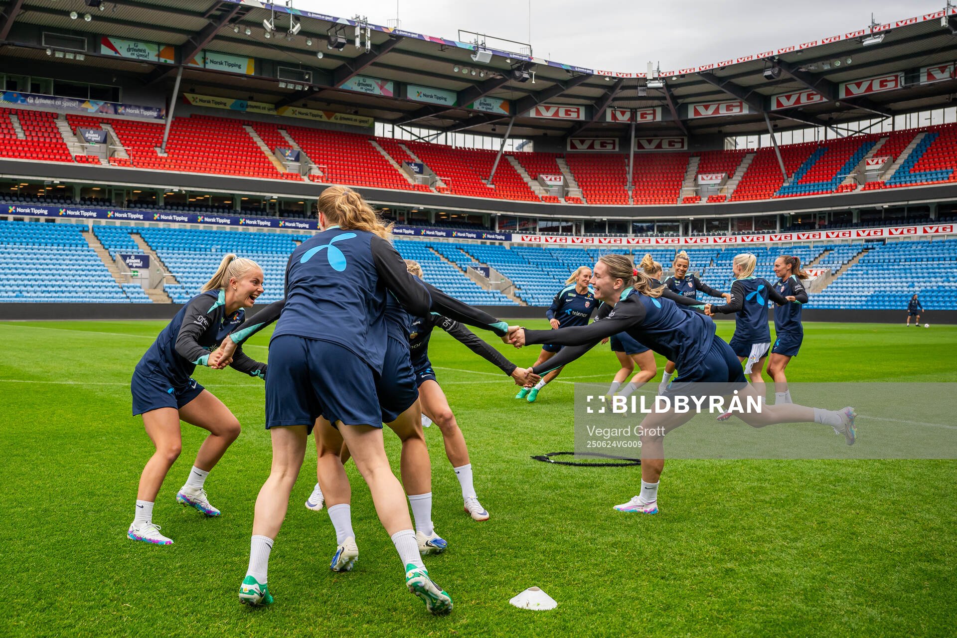 Emilie Woldvik, Elisabeth Terland and players of the