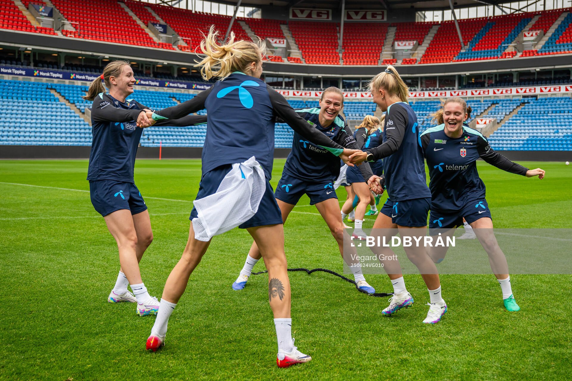 Elisabeth Terland, Marthine Østenstad and players of the