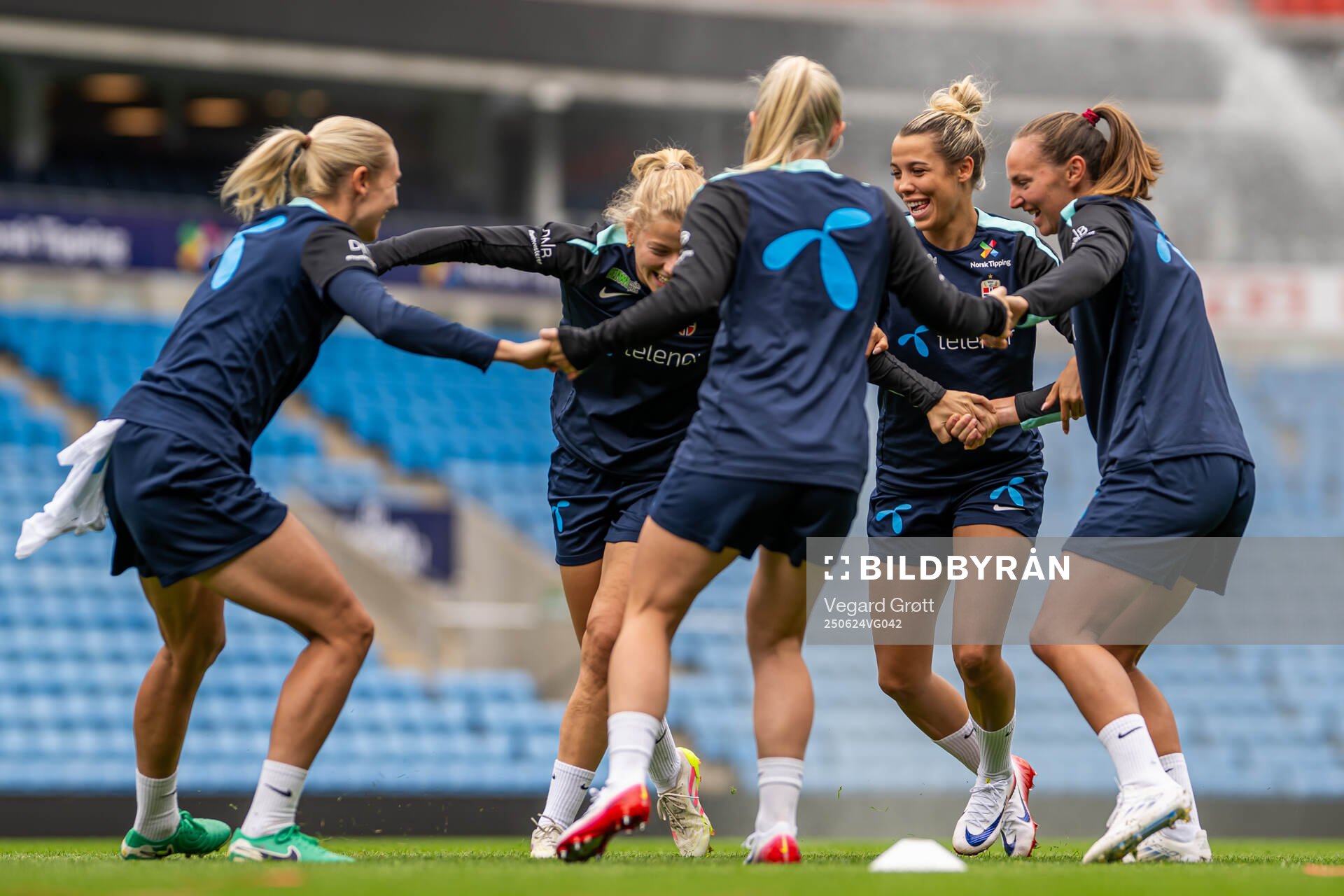 Celin Bizet Dønnum, Marit Bratberg Lund and players of the