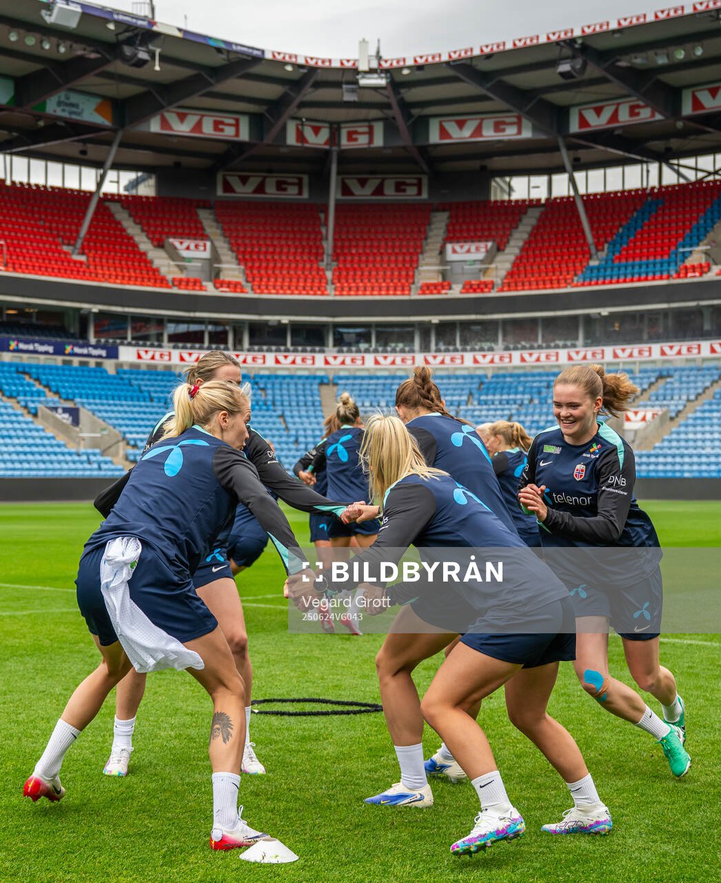 Signe Gaupset and players of the Norwegian women's national
