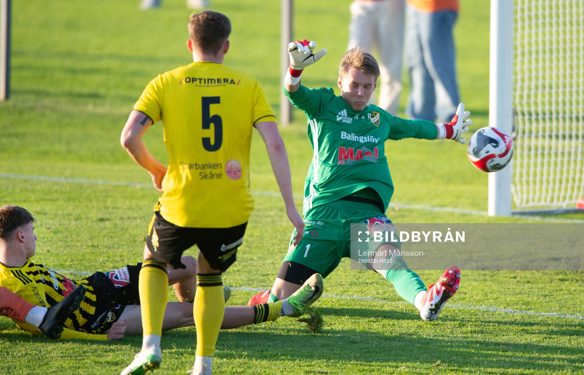 Torns Tom Wassholm gör 2-0 bakom IFK Hässleholms målvakt