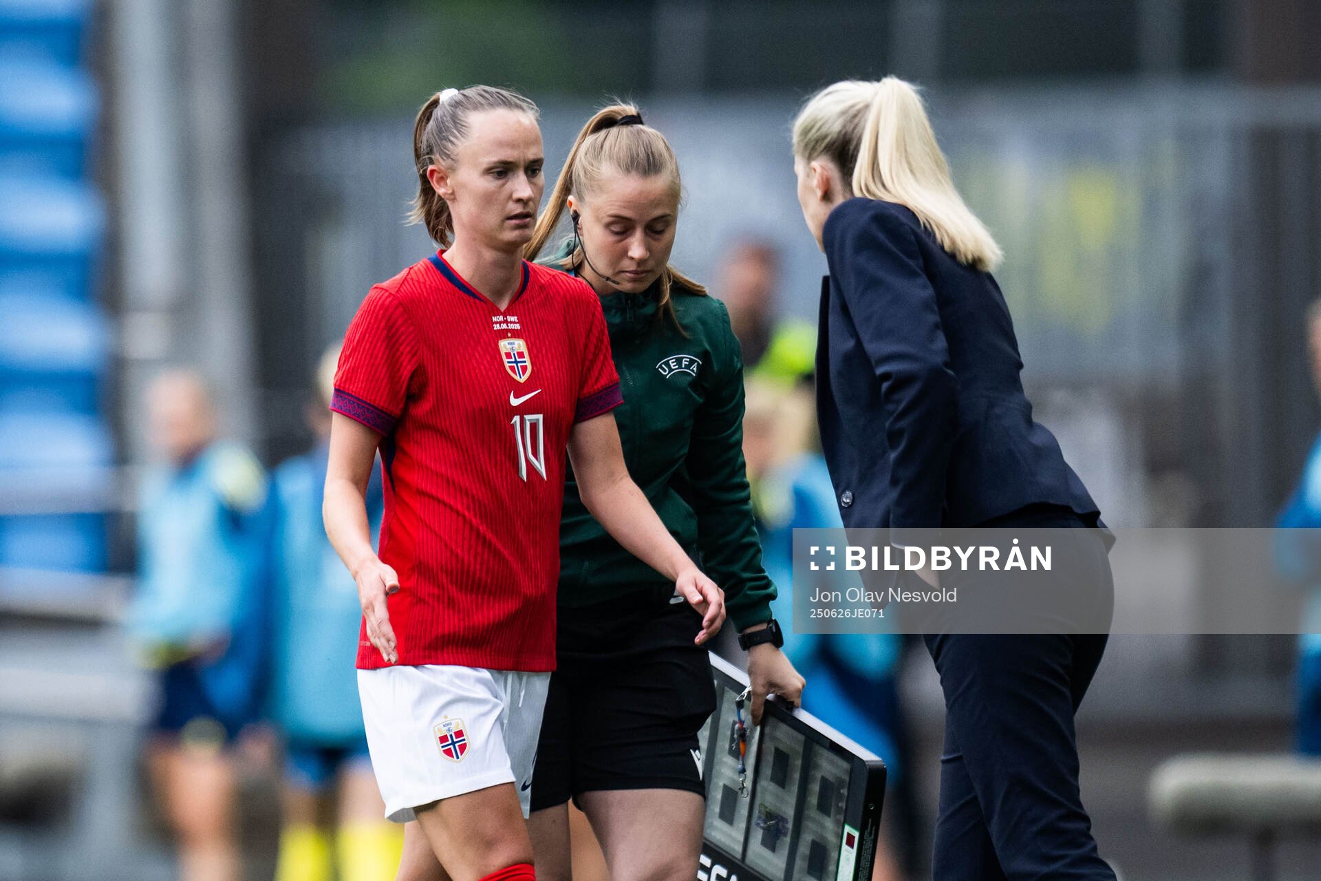Caroline Graham Hansen and head coach Gemma Grainger of