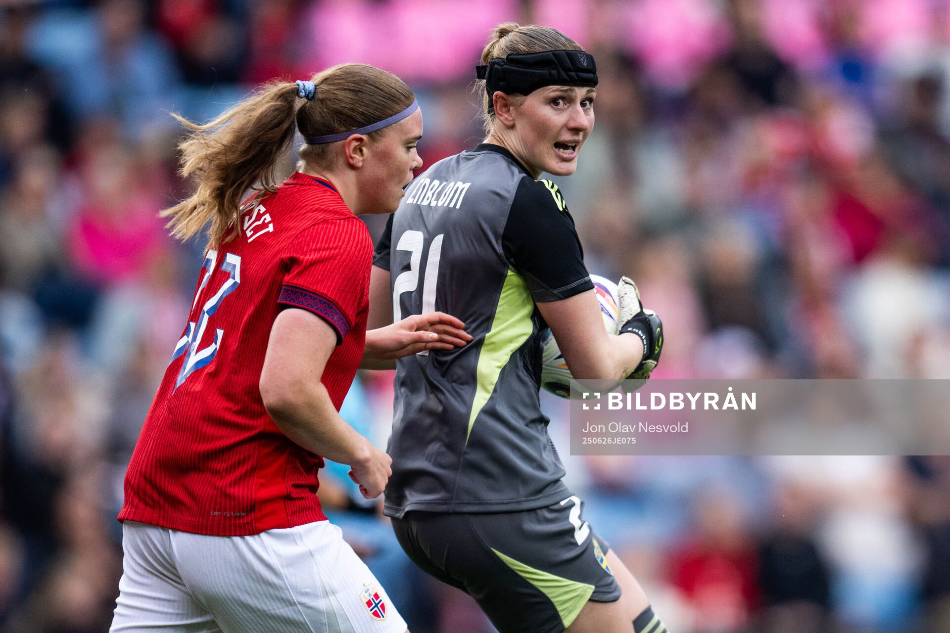 Signe Gaupset of Norway and goalkeeper Tove Enblom of Sweden