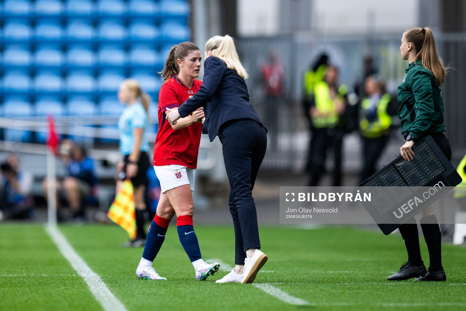 Maren Mjelde and head coach Gemma Grainger of Norway
