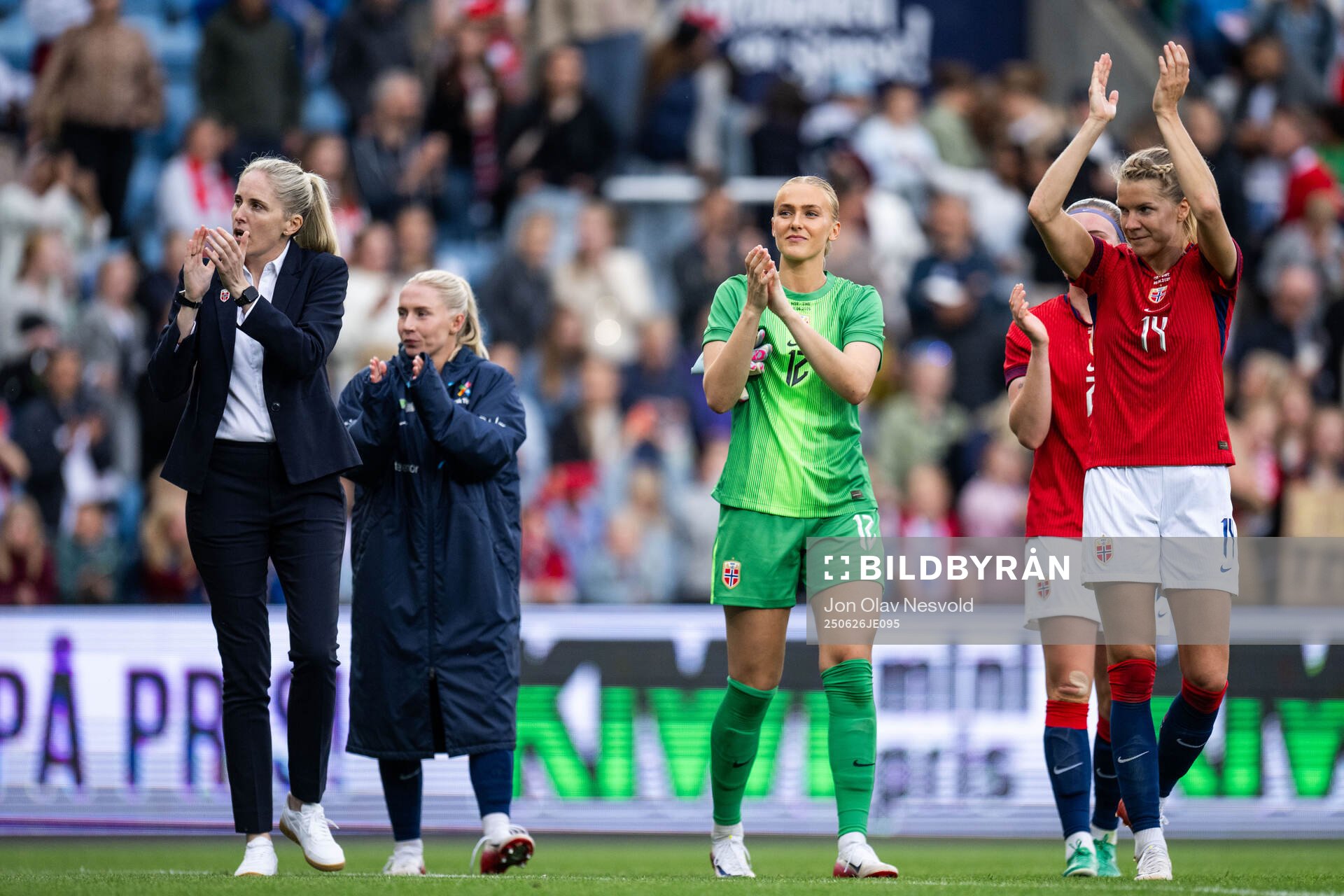 Head coach Gemma Grainger, goalkeeper Selma Panengstuen and