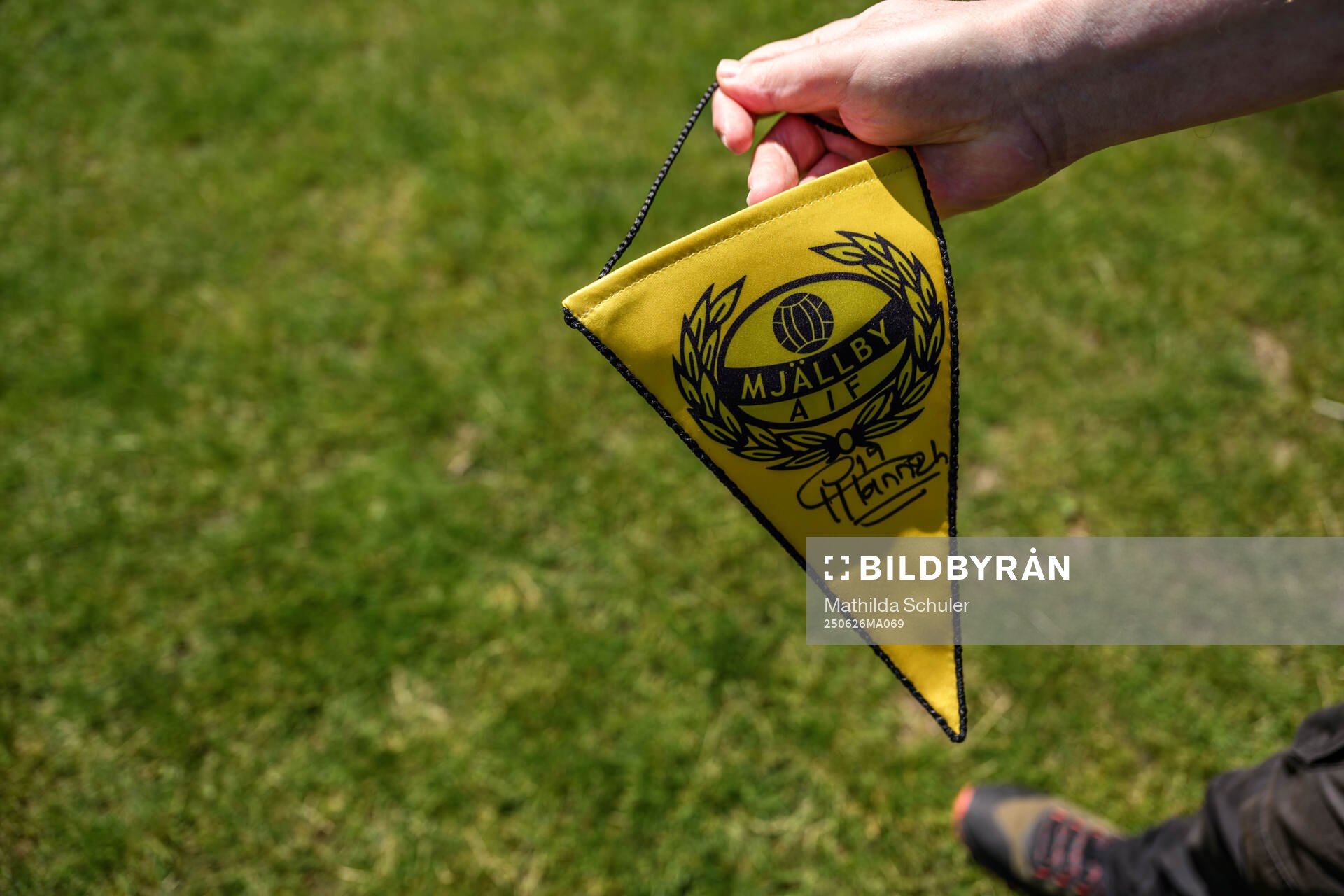 Supporter har fått en vimpel signerad av Abdoulie Manneh