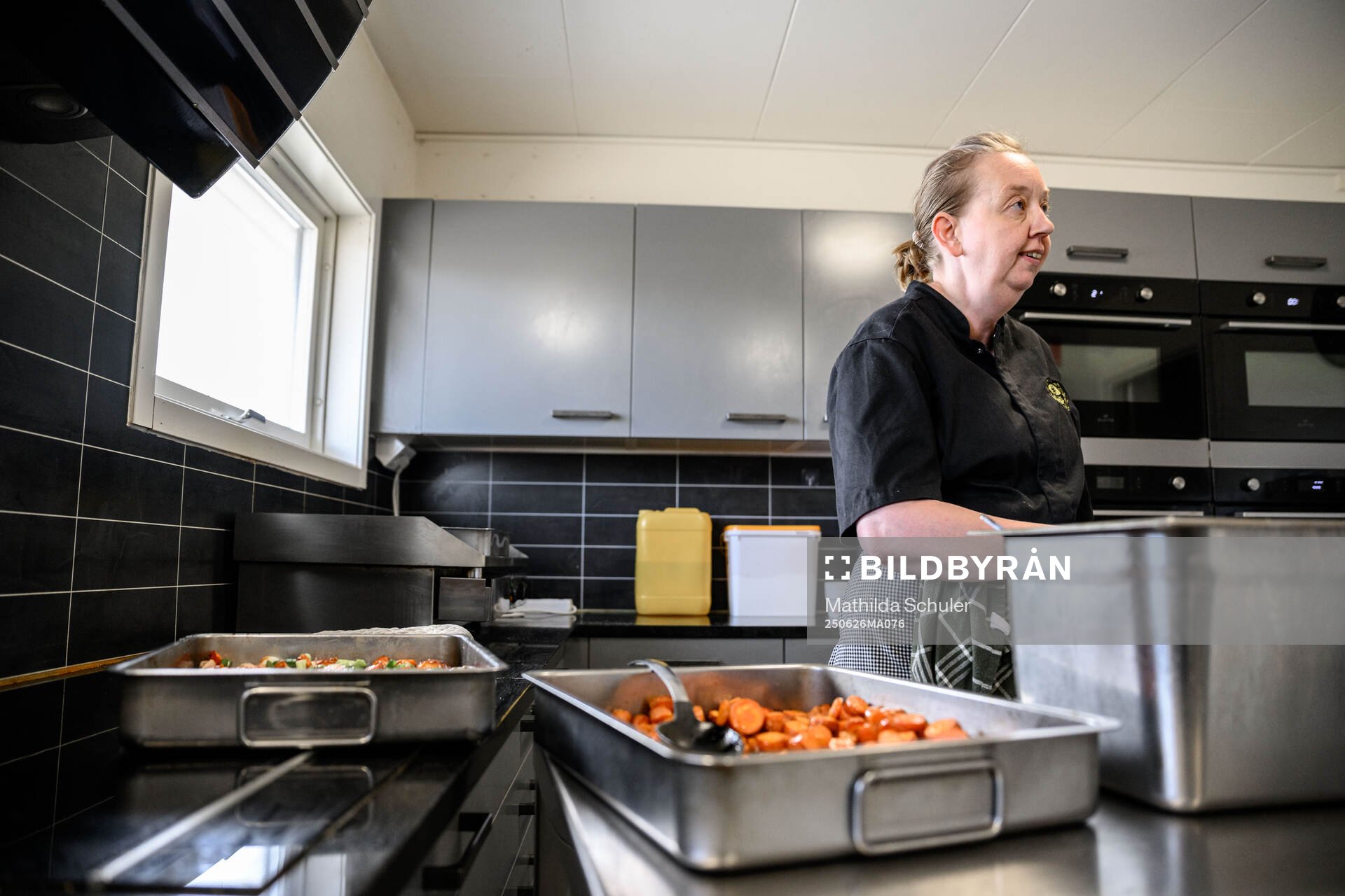 Koch Viveca Johansson lagar lunch till spelarna i Mjällby