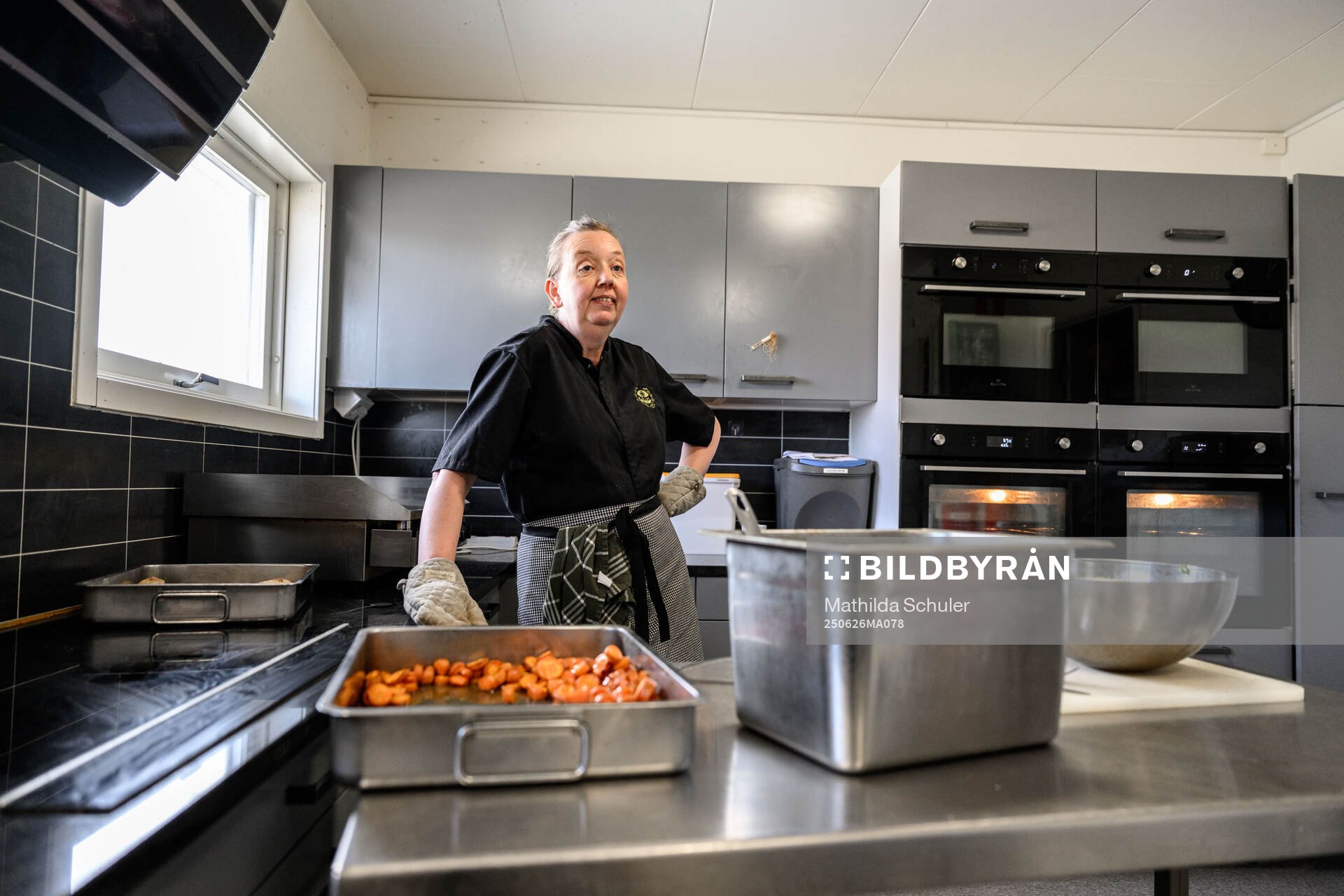 Koch Viveca Johansson lagar lunch till spelarna i Mjällby