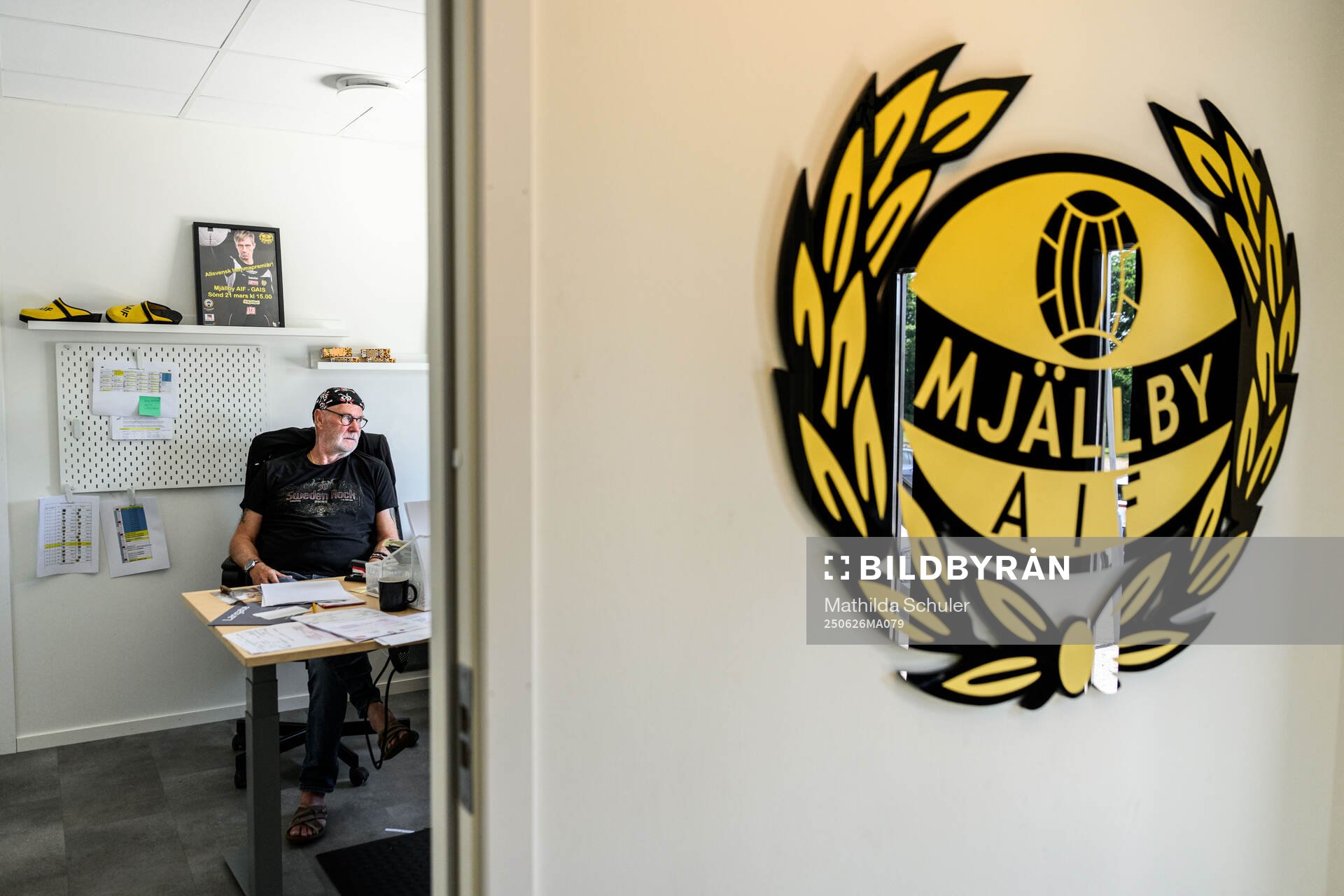 Thomas ”Slaktarn” Carlsson på kansliet i Mjällby