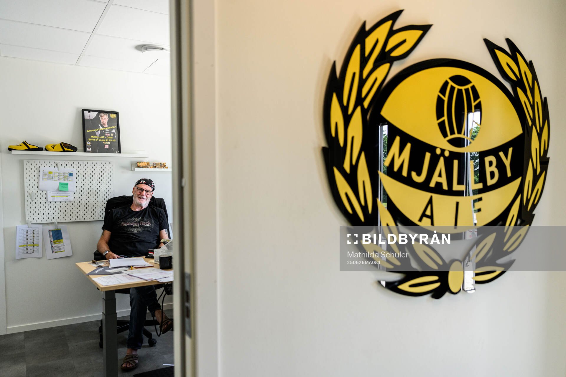 Thomas ”Slaktarn” Carlsson på kansliet i Mjällby