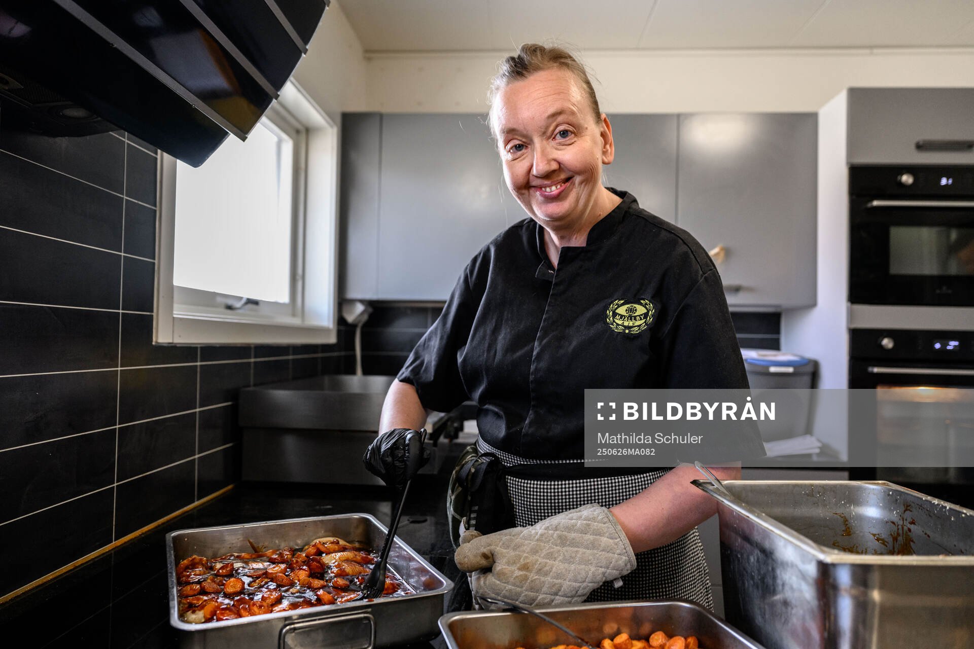 Koch Viveca Johansson lagar lunch till spelarna i Mjällby