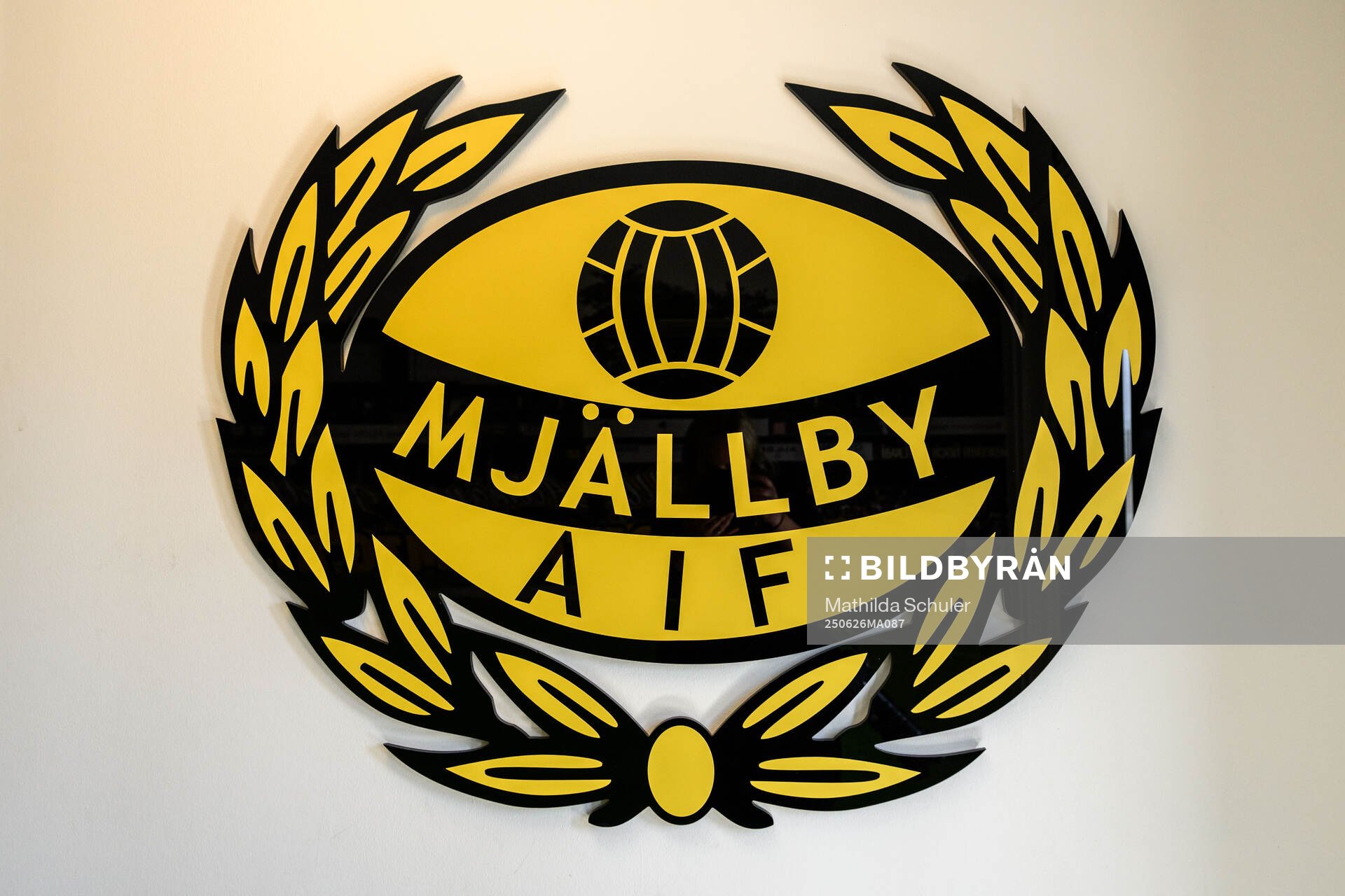 Mjällbys klubbmärke på kansliet