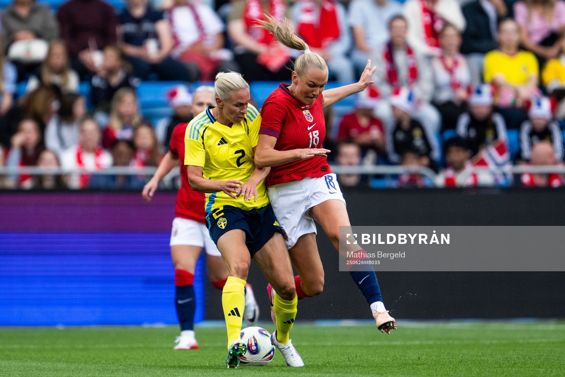 Jonna Andersson of Sweden and Frida Maanum of Norway