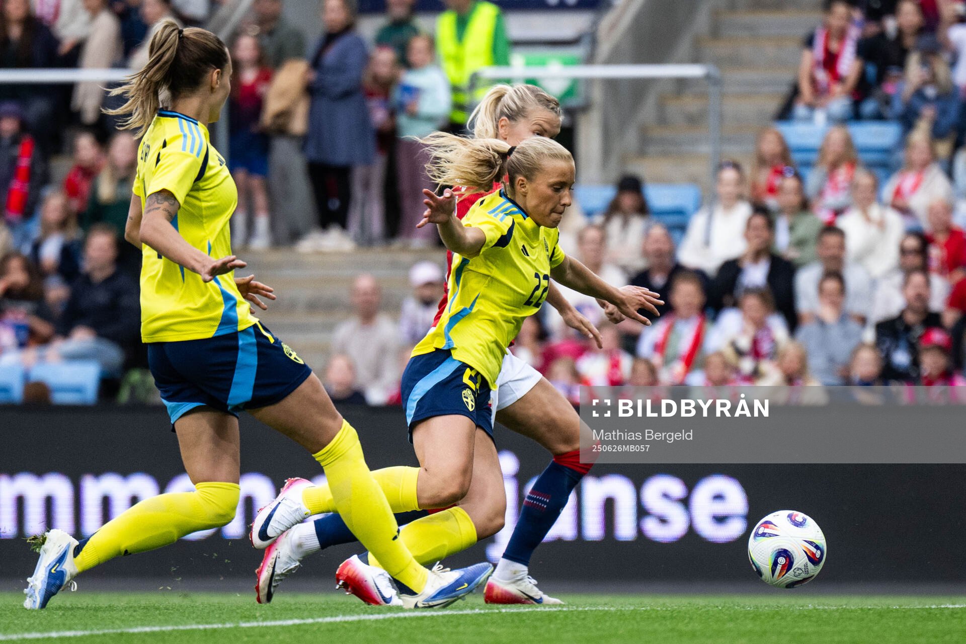 Smilla Holmberg of Sweden and Ada Hegerberg of Norway