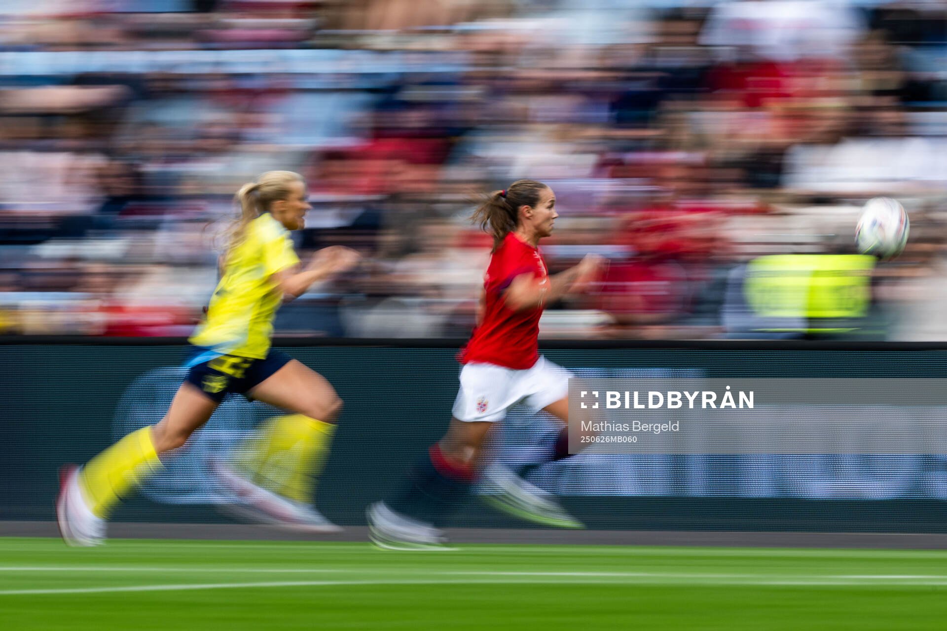 Smilla Holmberg of Sweden and Vilde Bøe Risa of Norway