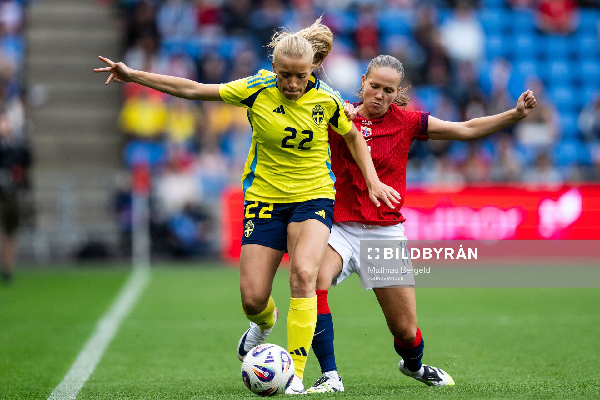 Smilla Holmberg of Sweden and Guro Reiten of Norway