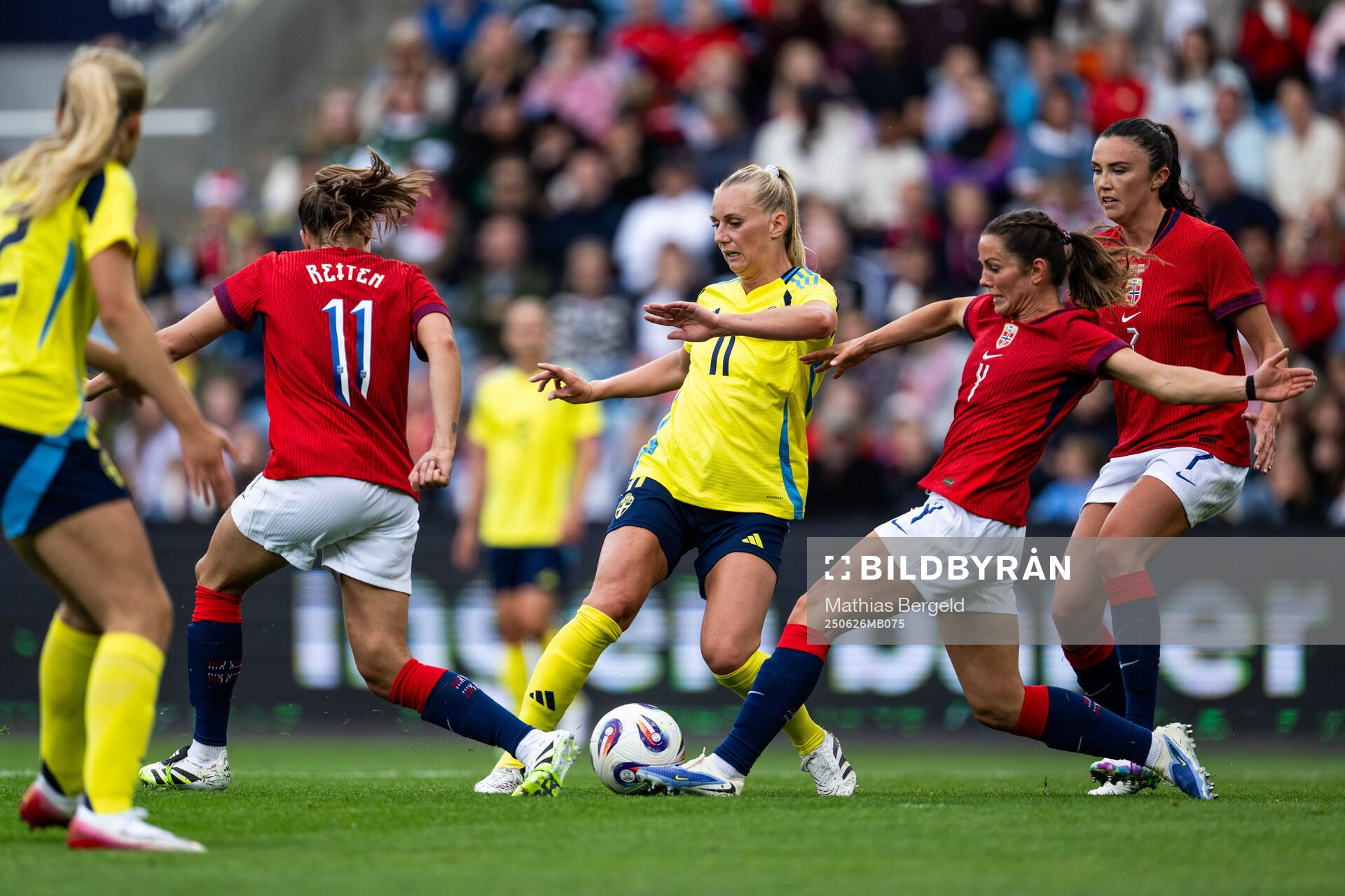 Stina Blackstenius of Sweden against Guro Reiten, Tuva