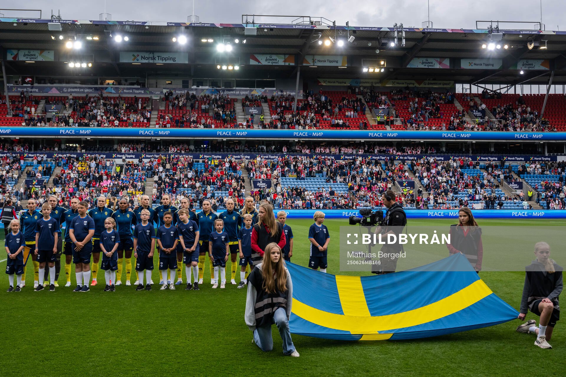 Kosovare Asllani, goalkeeper Jennifer Falk, Jonna