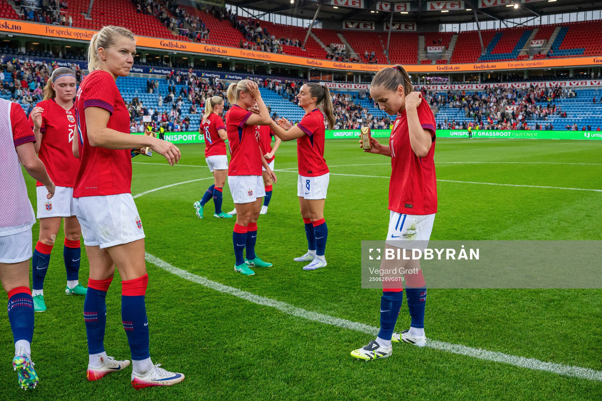 Guro Reiten and players of Norway look dejected