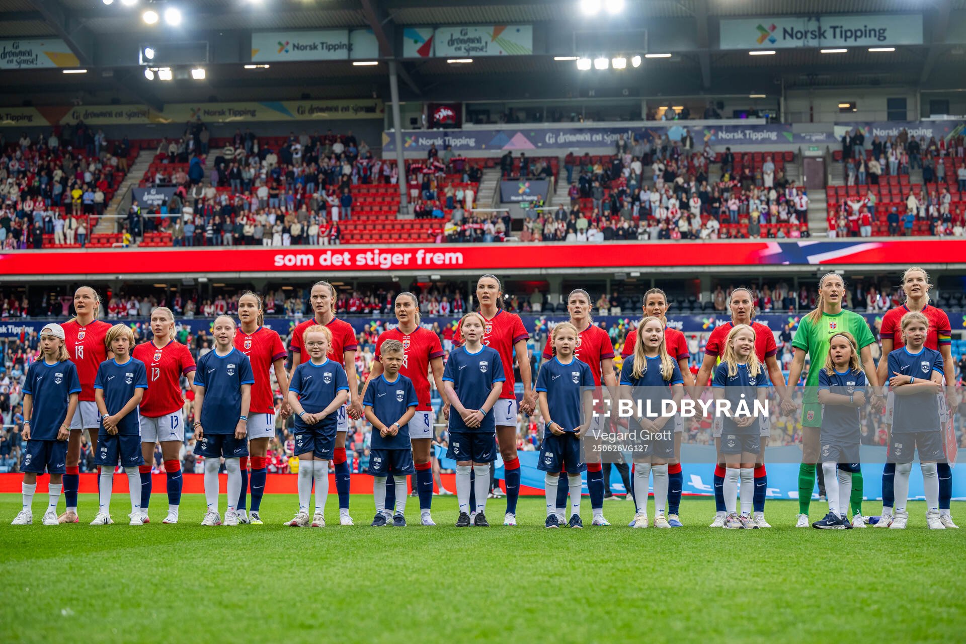 Players of Norway line up