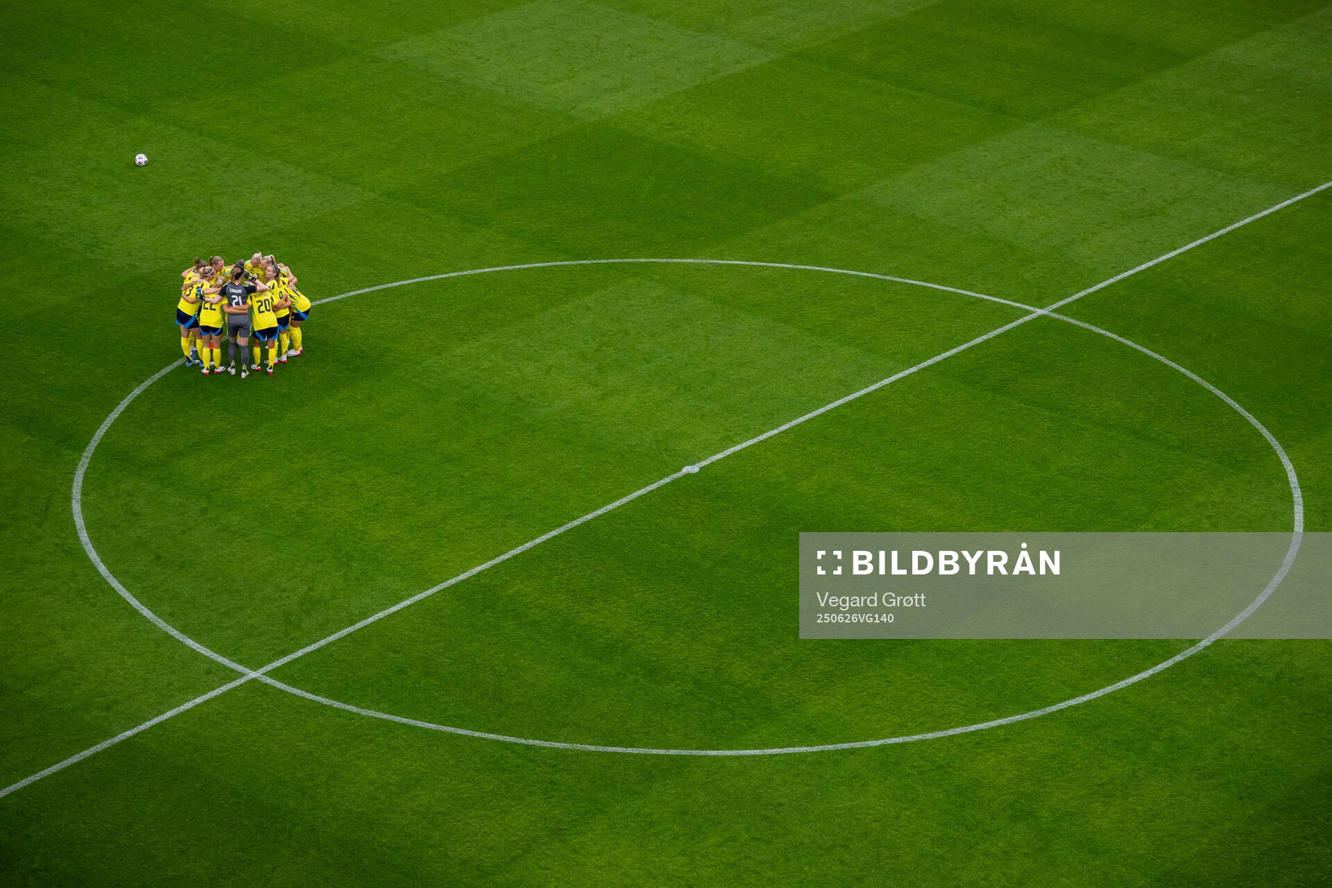Kosovare Asllani and players of Sweden gather in a circle