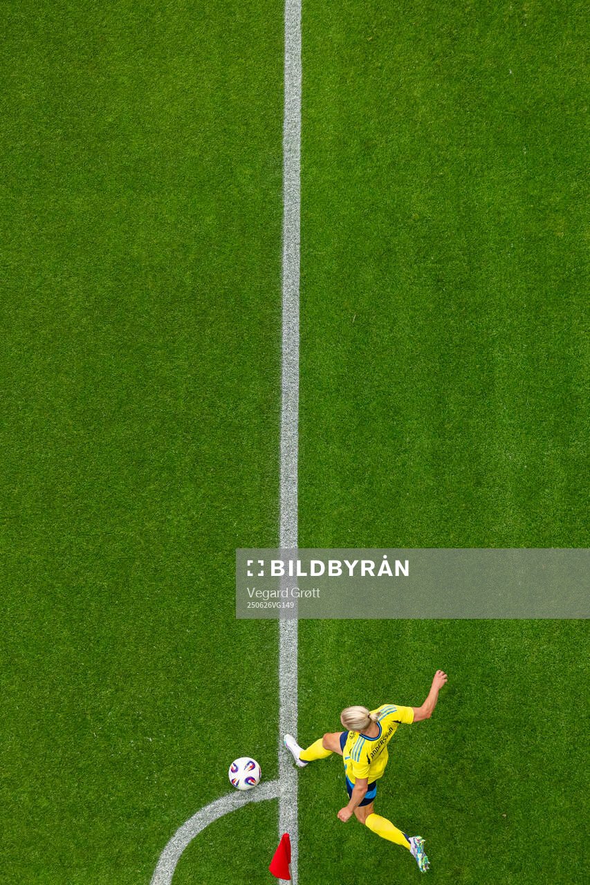 Jonna Andersson of Sweden takes a corner kick