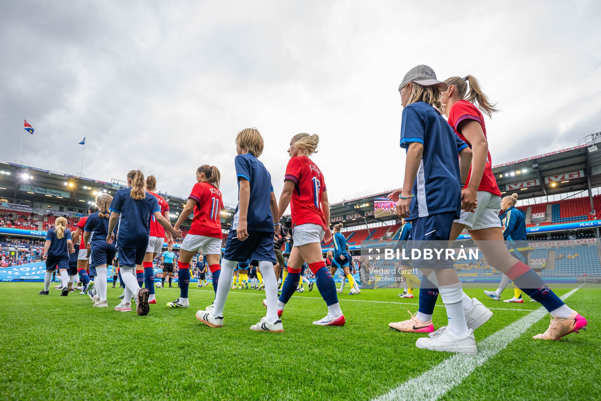 Thea Bjelde and players of Norway enter the pitch
