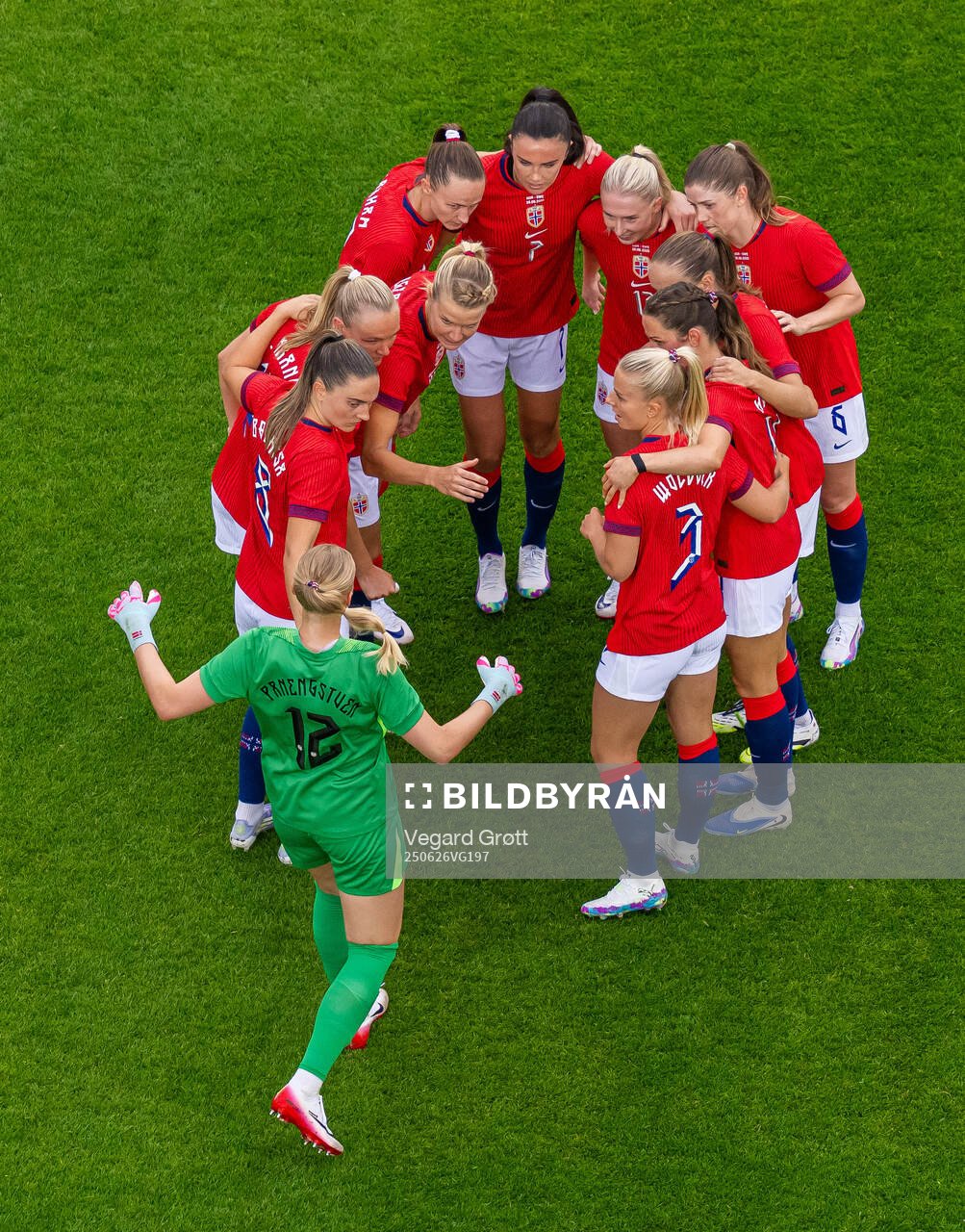 Goalkeeper Selma Panengstuen and players of Norway