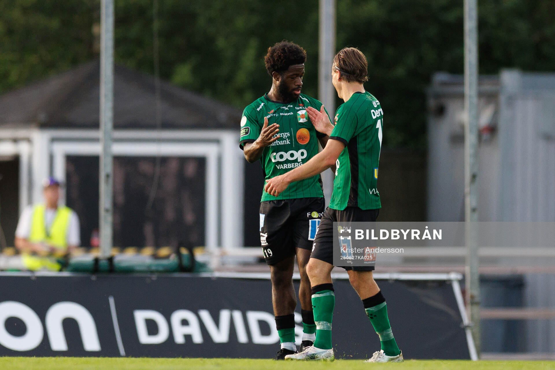 Varbergs Kevin Appiah Nyarko jublar med Jesper Jonasson