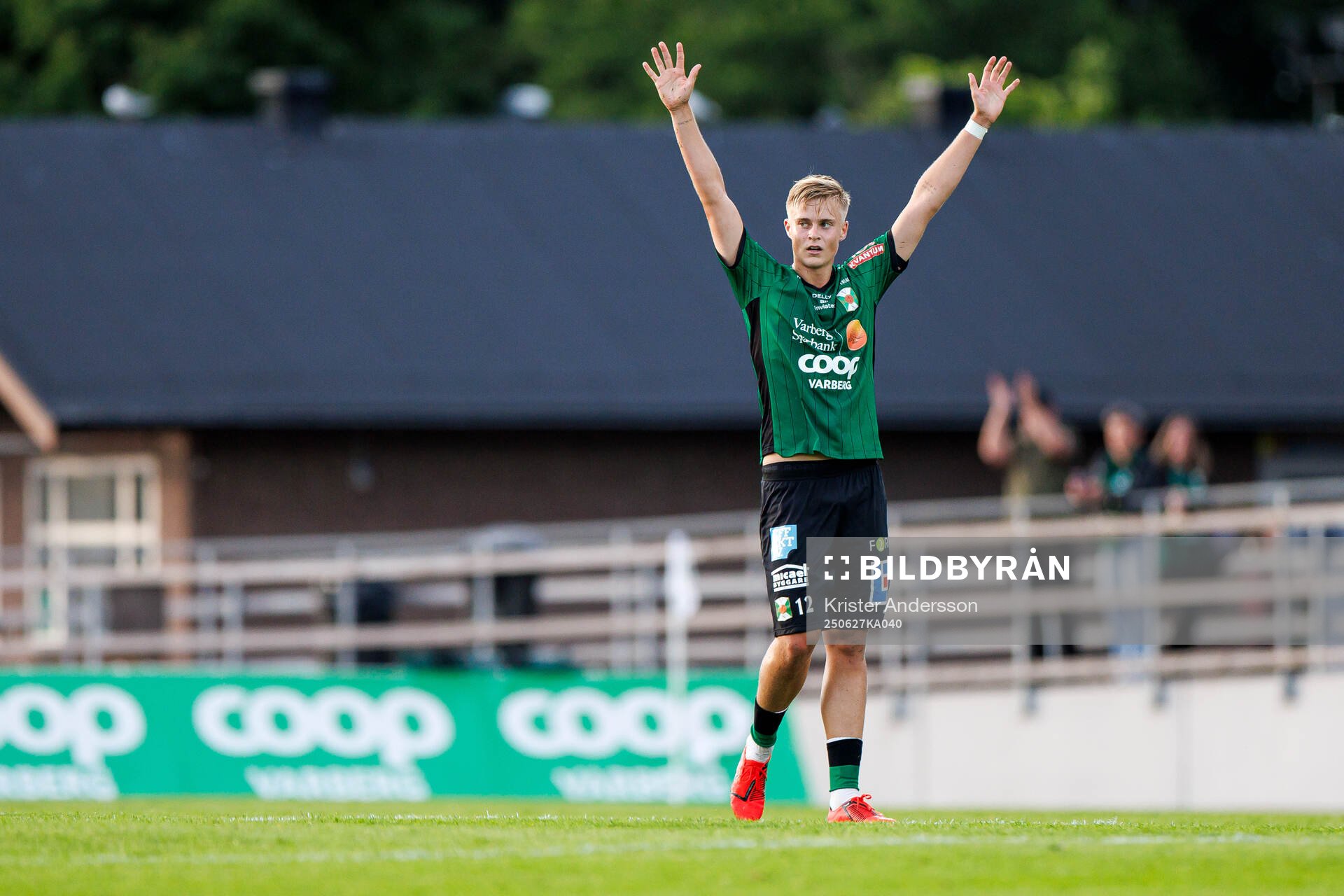 Varbergs Edvin Tellgren jublar fotbollsmatchen i Superettan