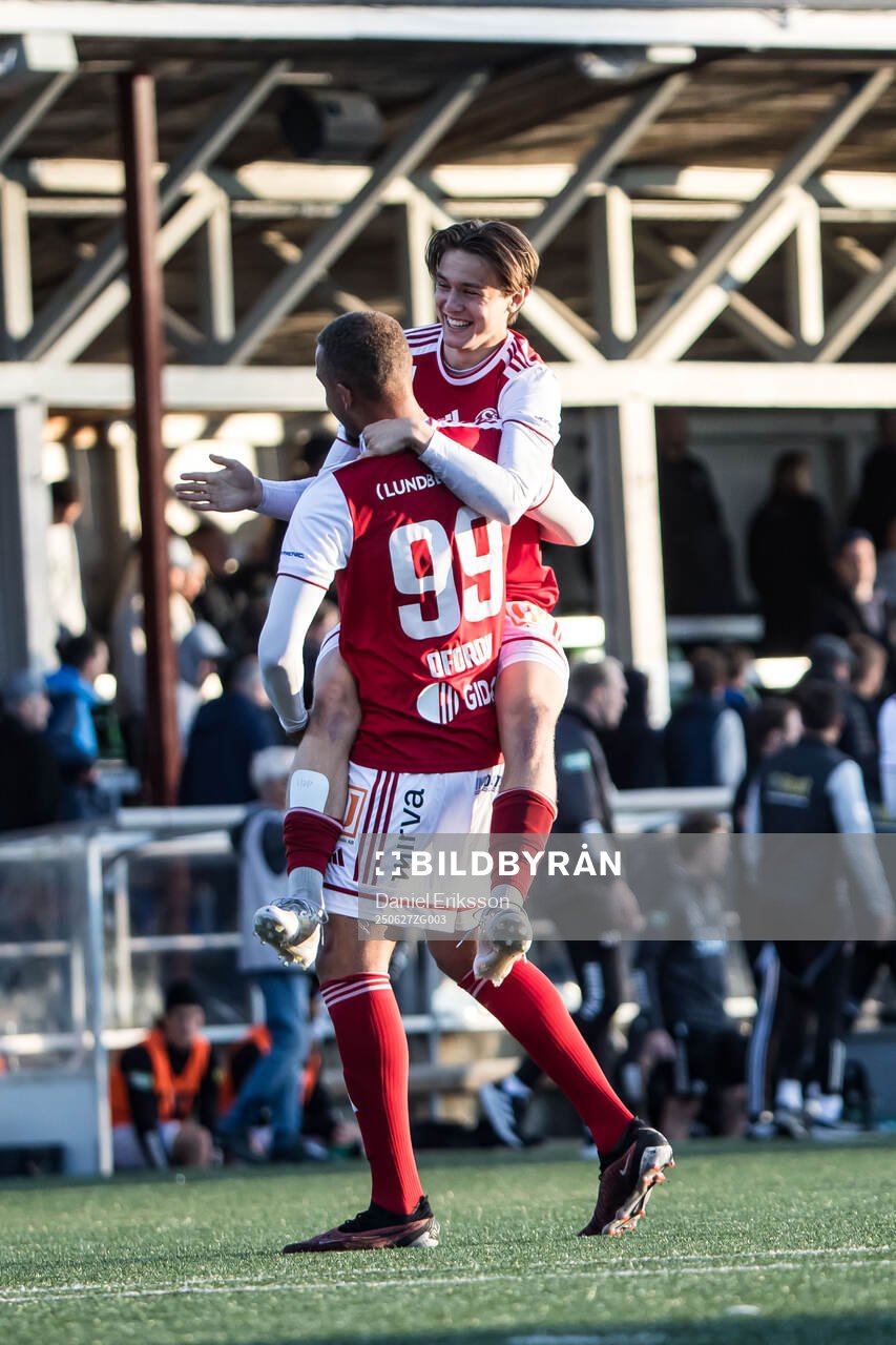 Sandvikens IFs Kim Käck Ofordu och Victor Backman jublar