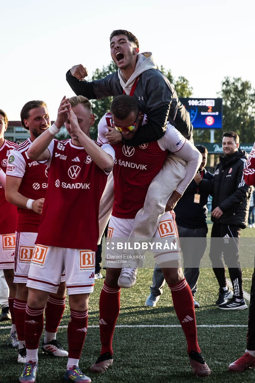 Sandvikens spelare jublar