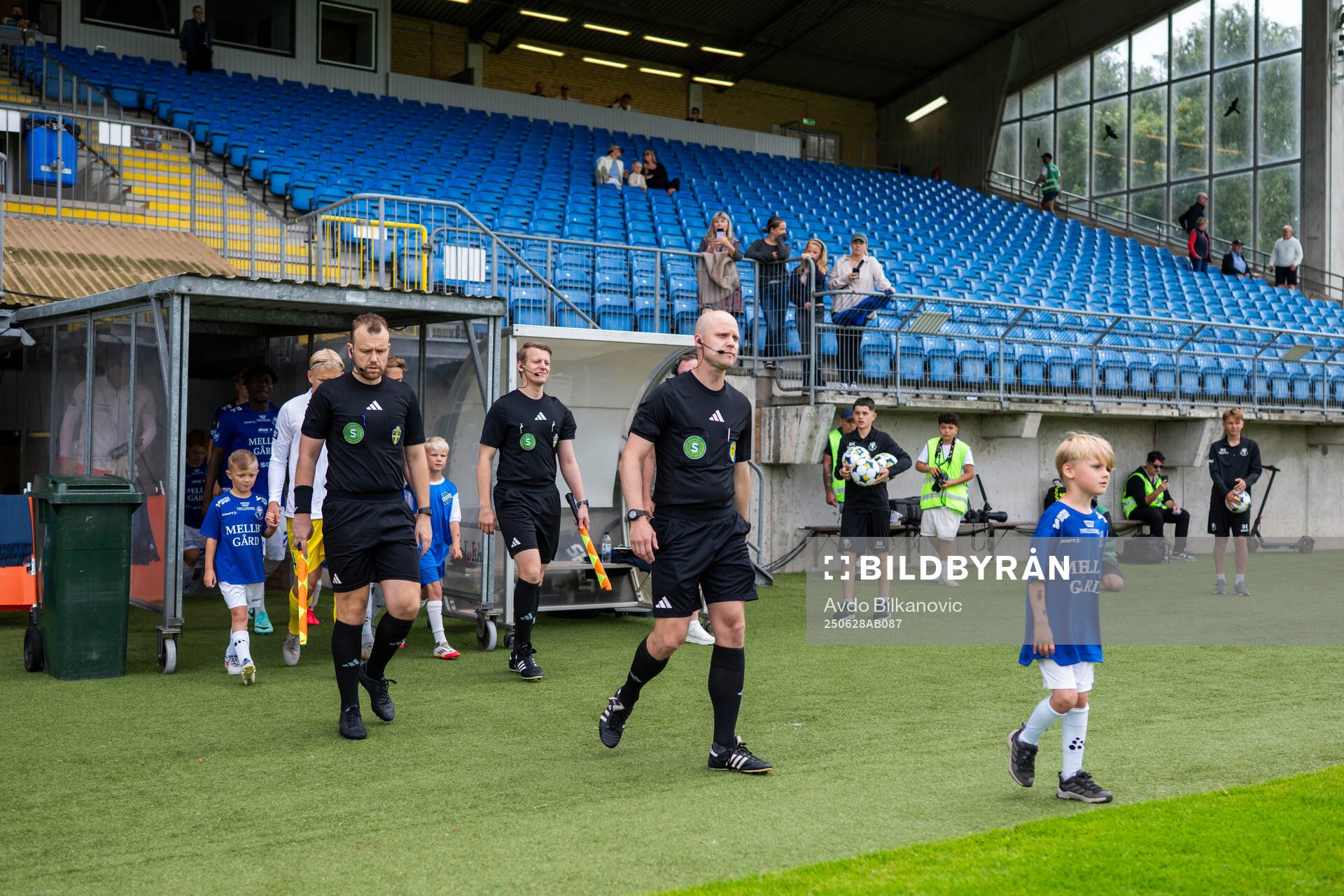 Trelleborgs och Oddevolds spelare gör entré