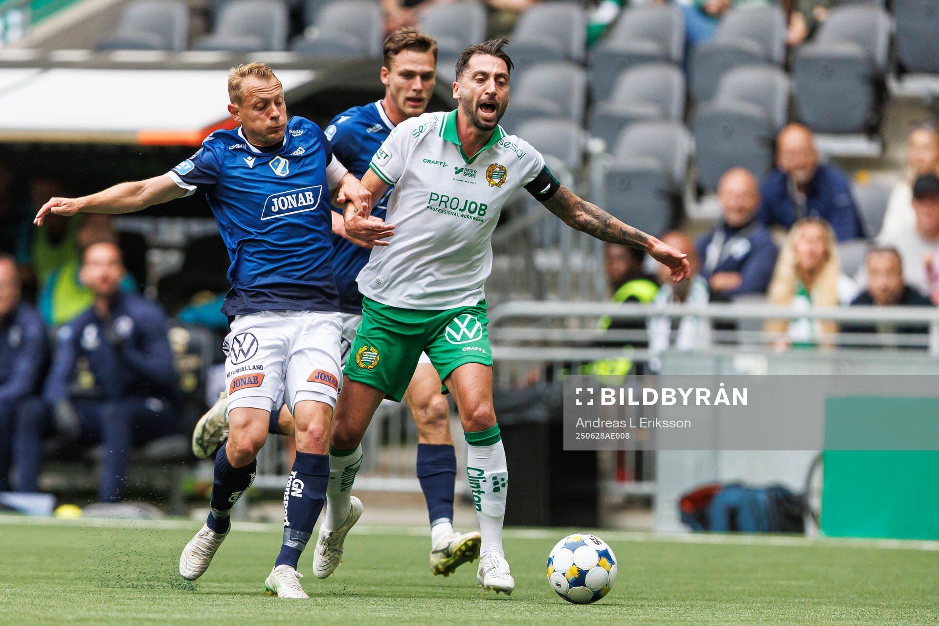 Halmstads Joel Allansson och Hammarbys Nahir Besara