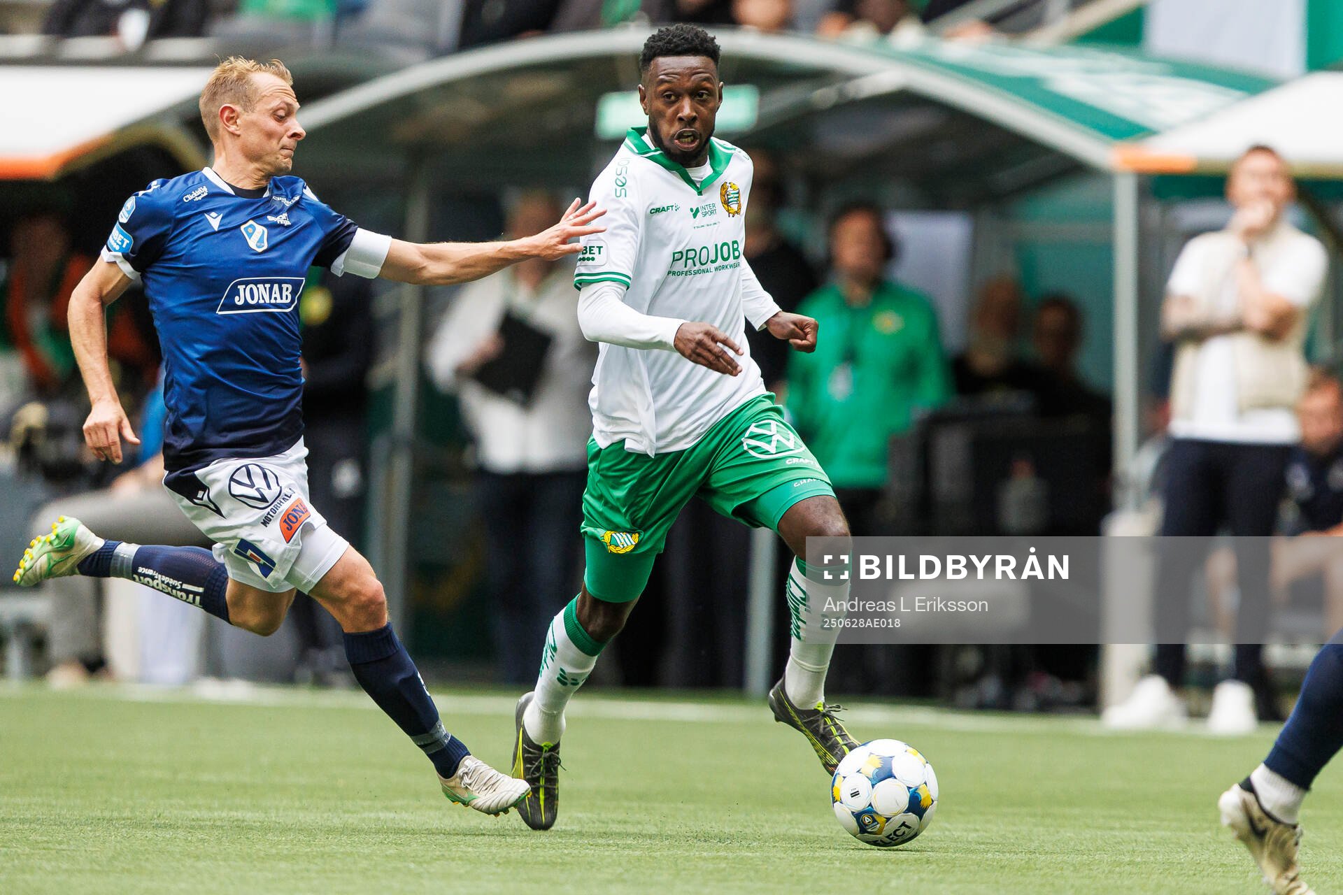 Halmstads Joel Allansson och Hammarbys Shaquille Pinas