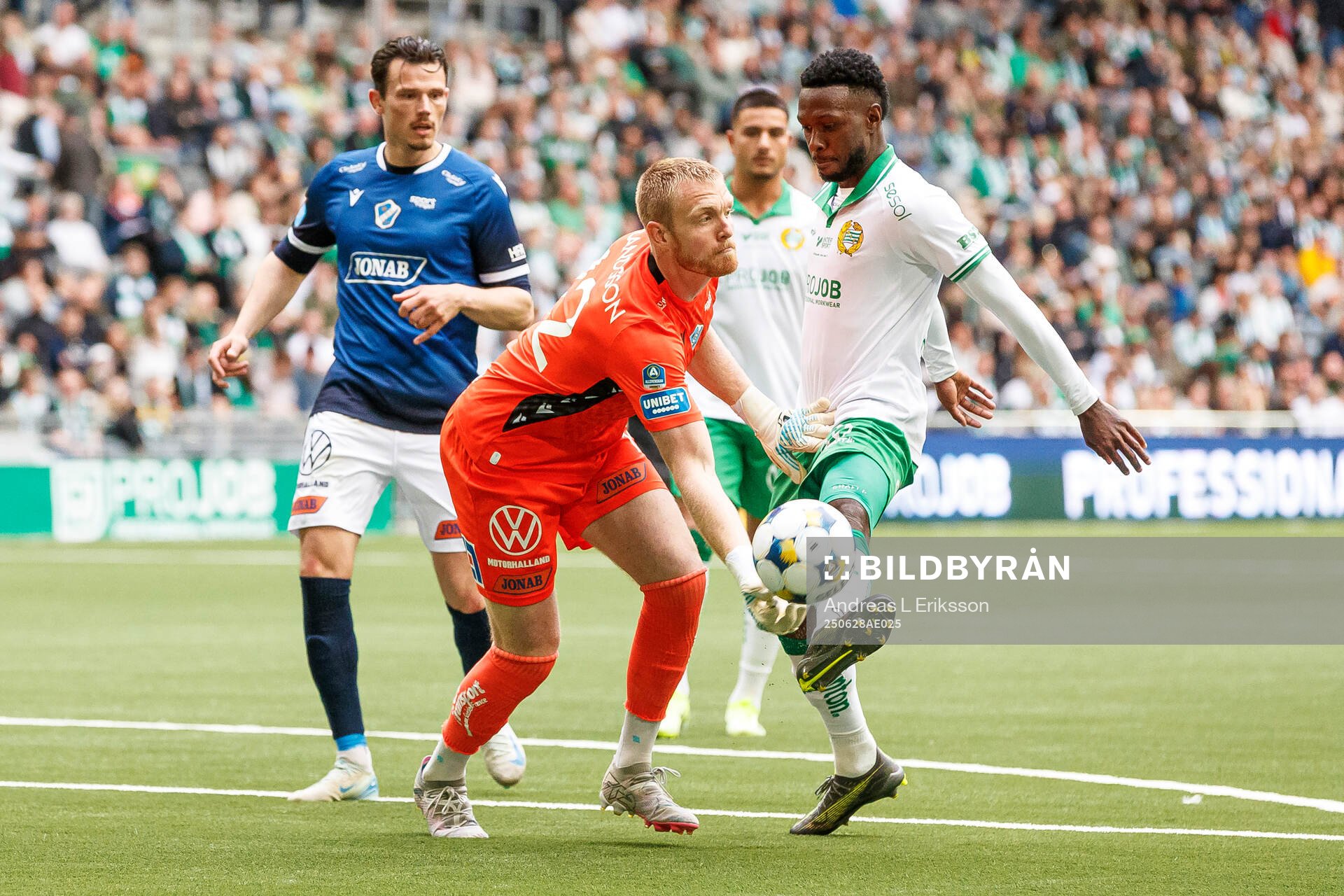 Halmstads målvakt Tim Erlandsson och Hammarbys Shaquille