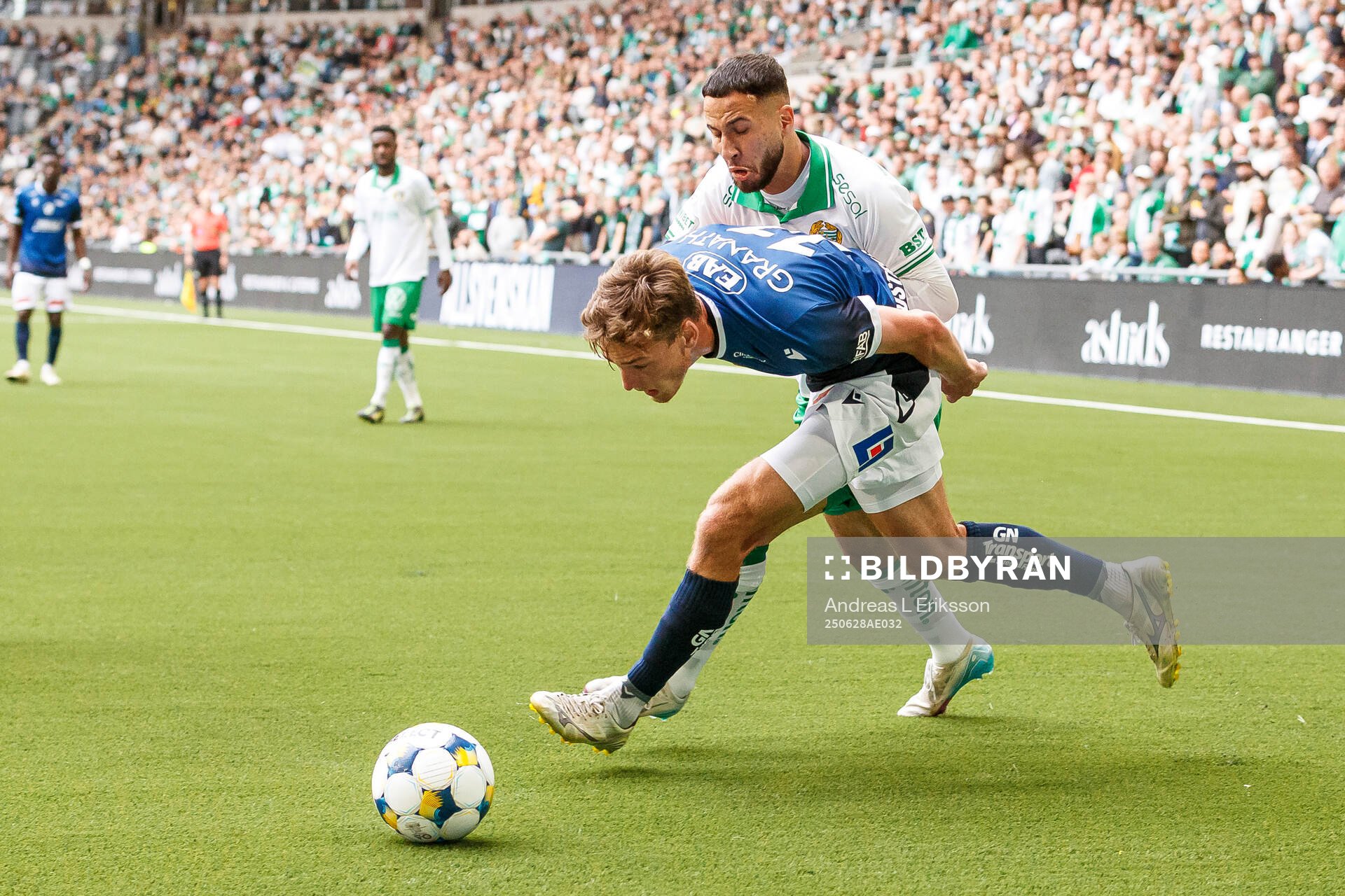 Halmstads Villiam Granath och Hammarbys Abdelrahman Boudah