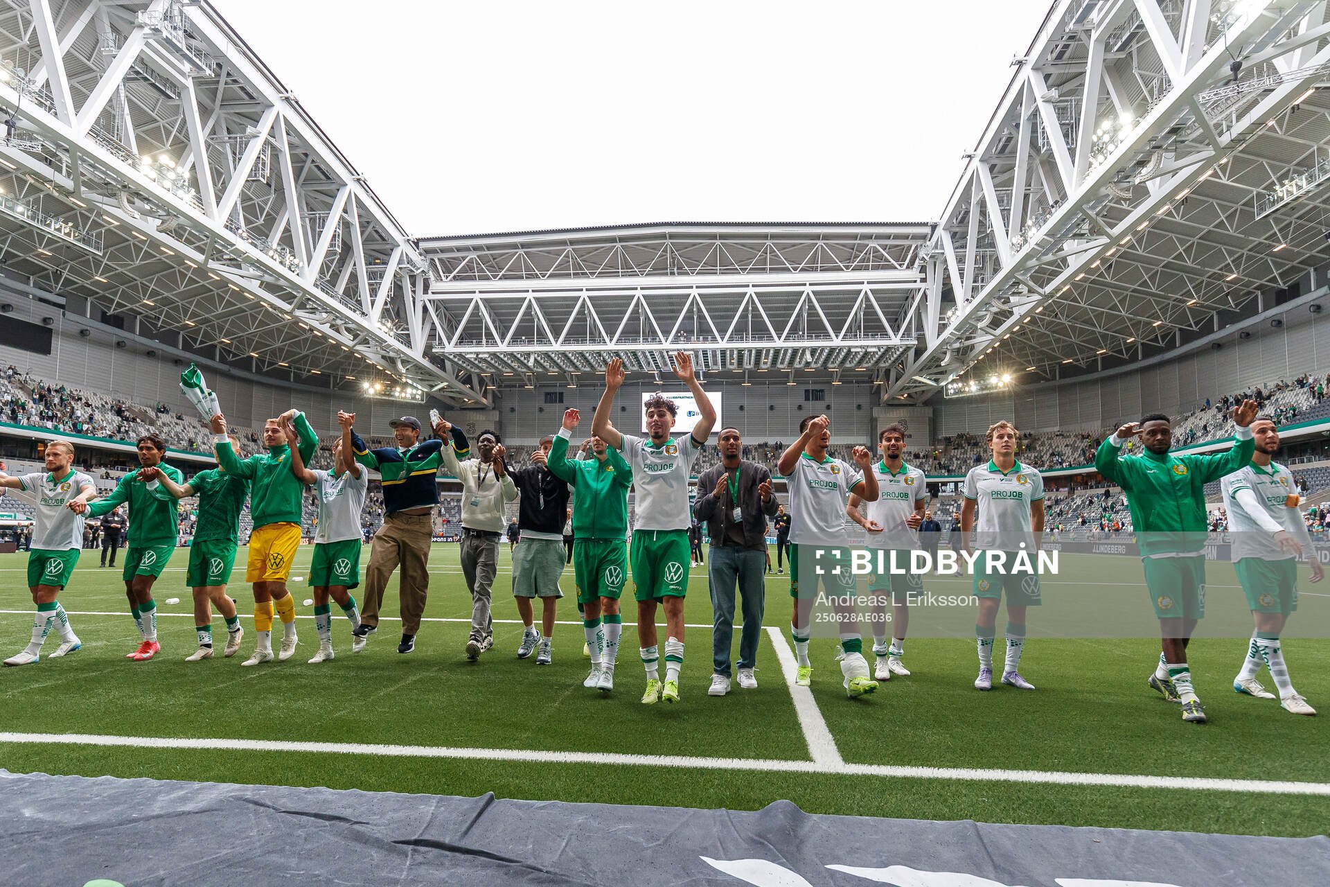 Hammarbys spelare jublar