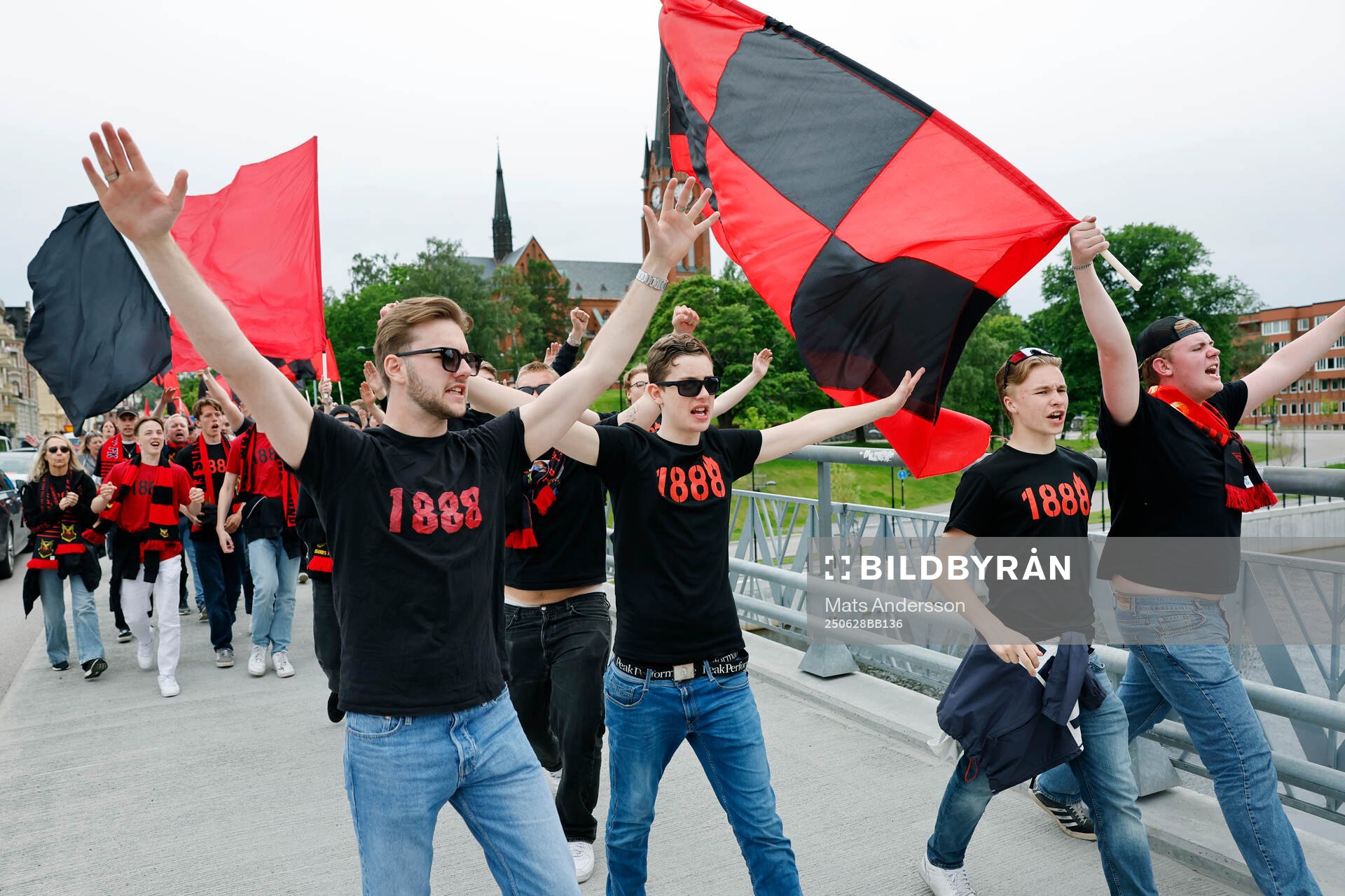 ÖFK supportrar innan fotbollsmatchen i Superettan mellan