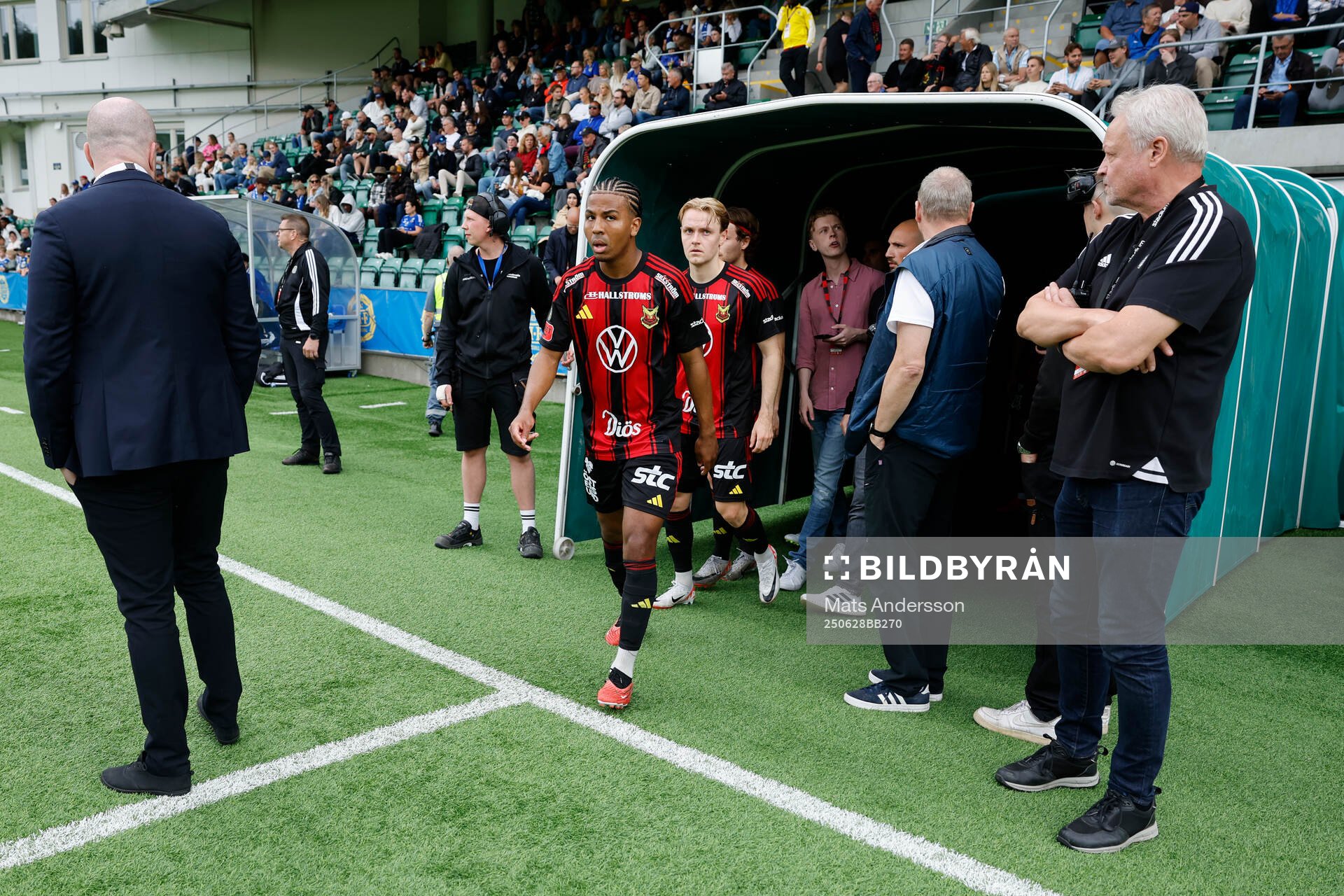 Östersunds Nebiyou Perry när fotbollsmatchen återupptogs