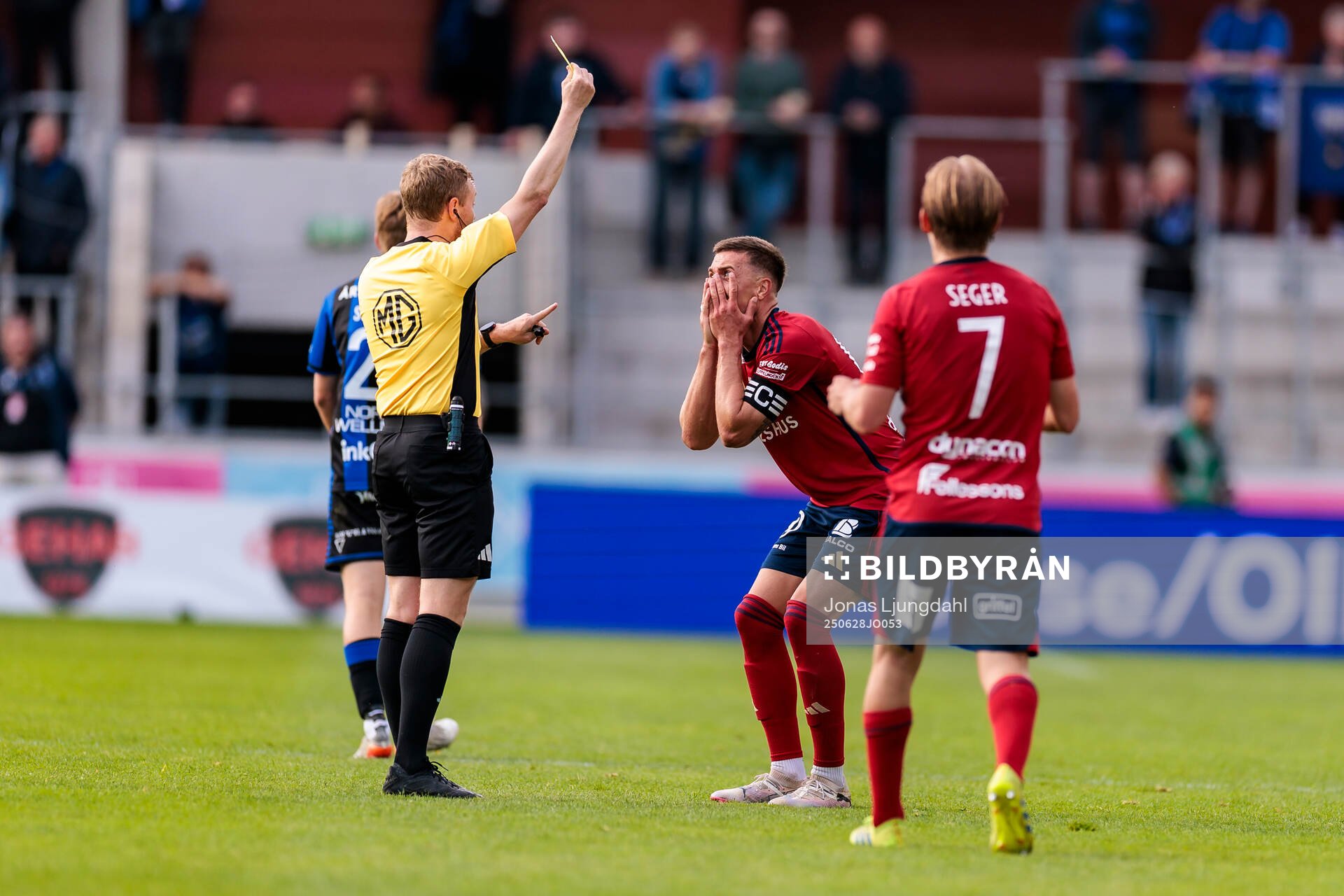 Östers Ivan Kricak får gult kort