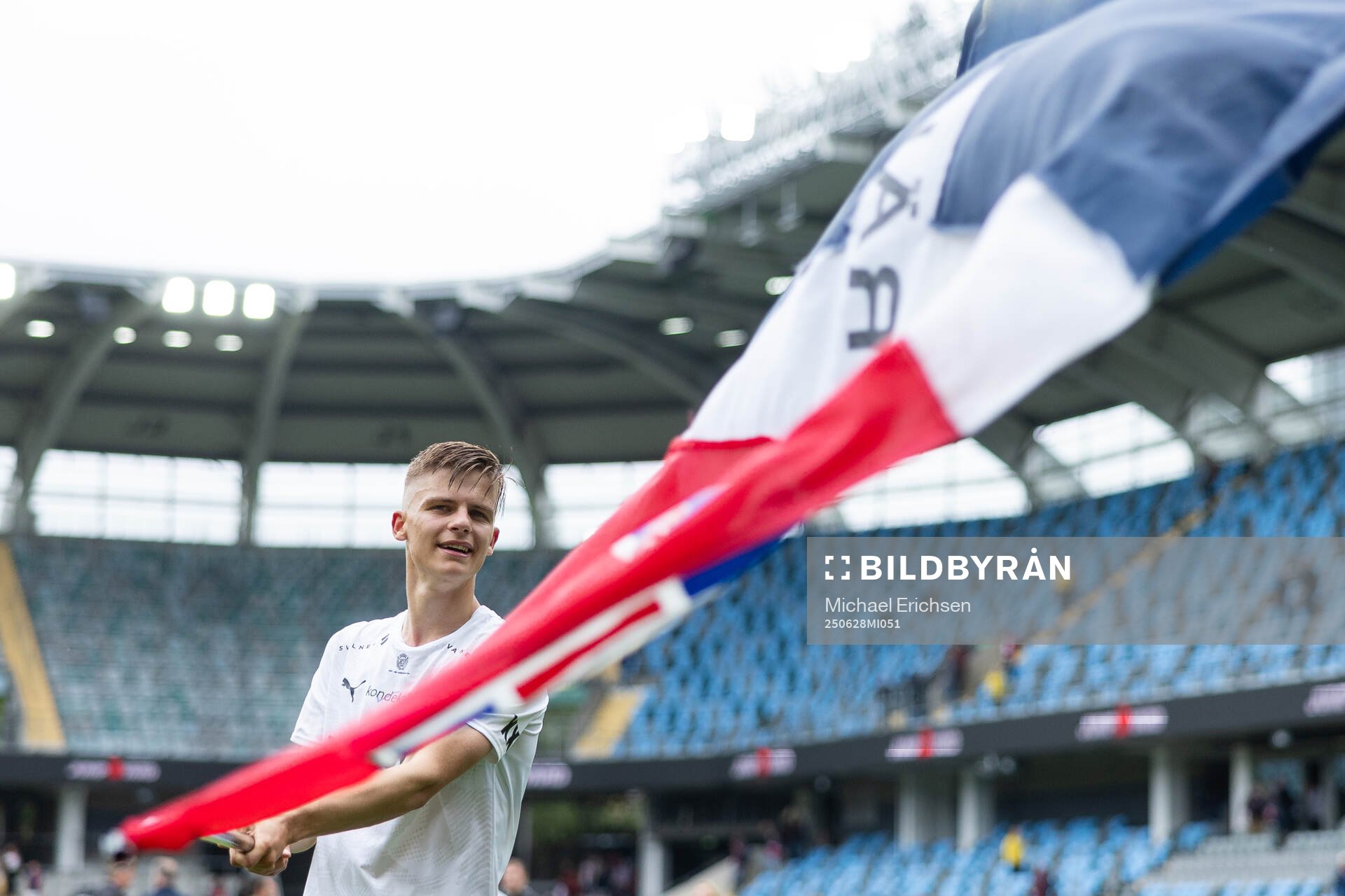 Helsingborgs Adrian Svanbäck jublar och firar framför