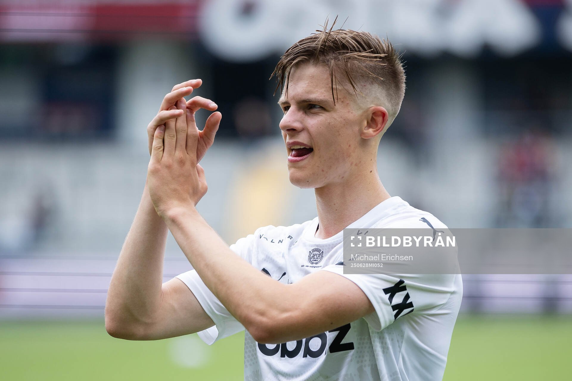 Helsingborgs Adrian Svanbäck jublar och firar framför