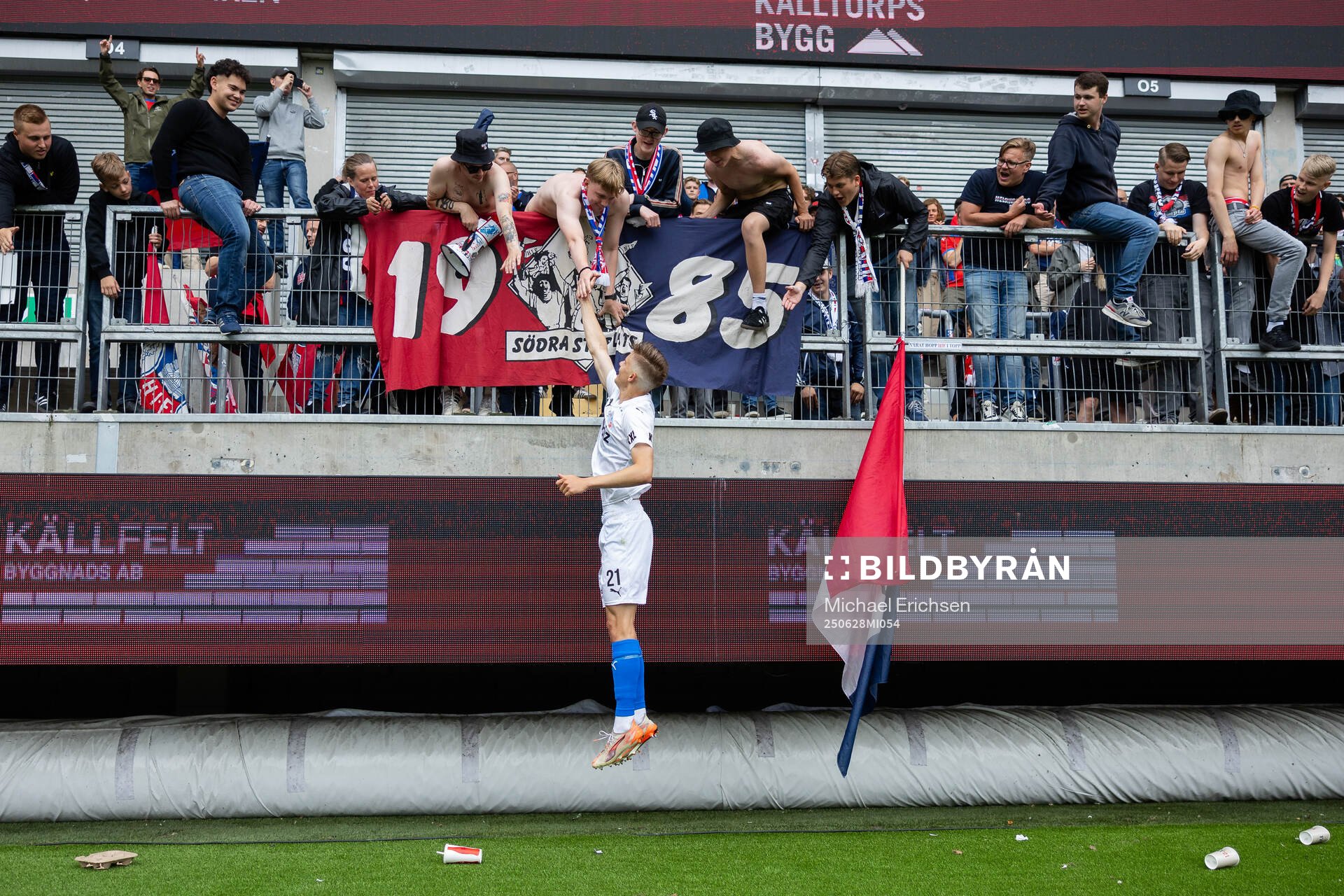Helsingborgs Adrian Svanbäck jublar och firar med