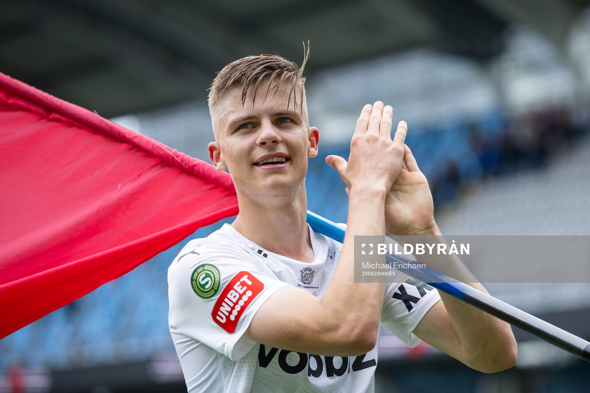 Helsingborgs Adrian Svanbäck jublar och firar framför