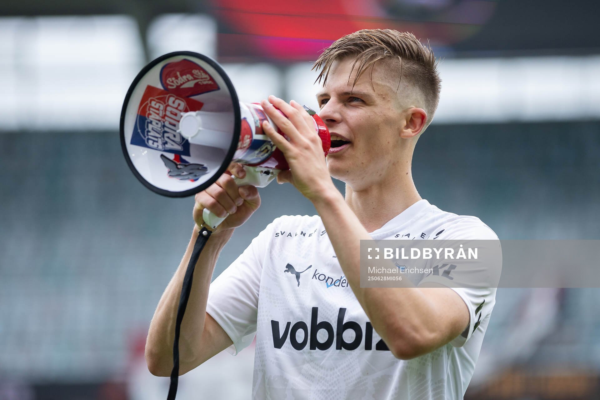 Helsingborgs Adrian Svanbäck jublar och firar framför