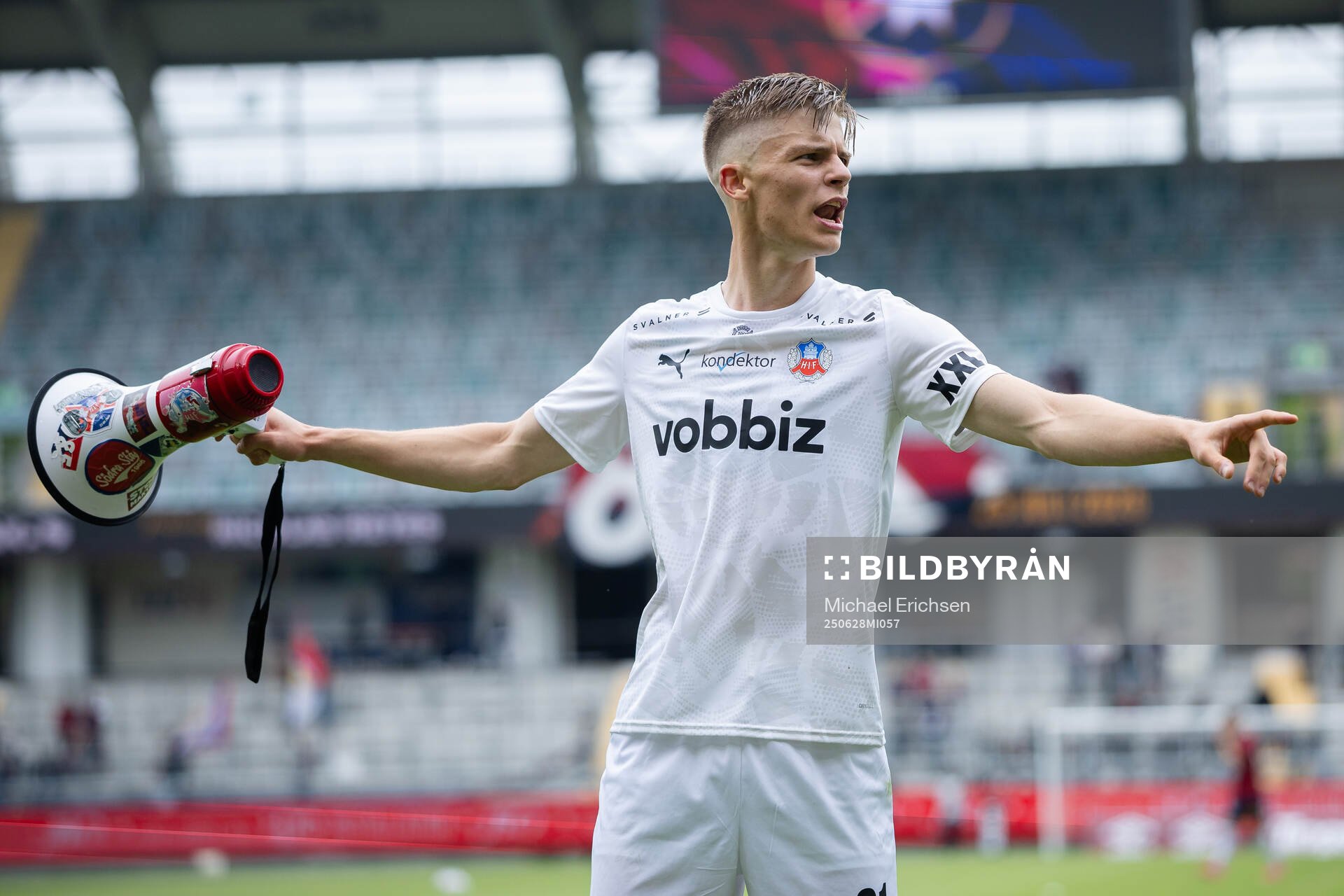Helsingborgs Adrian Svanbäck jublar och firar framför