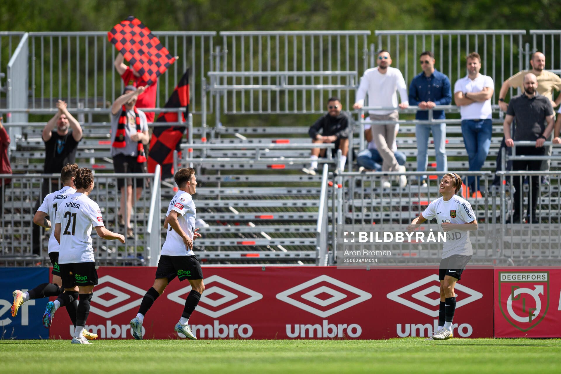 Brommapojkarnas Love Arrhov jublar