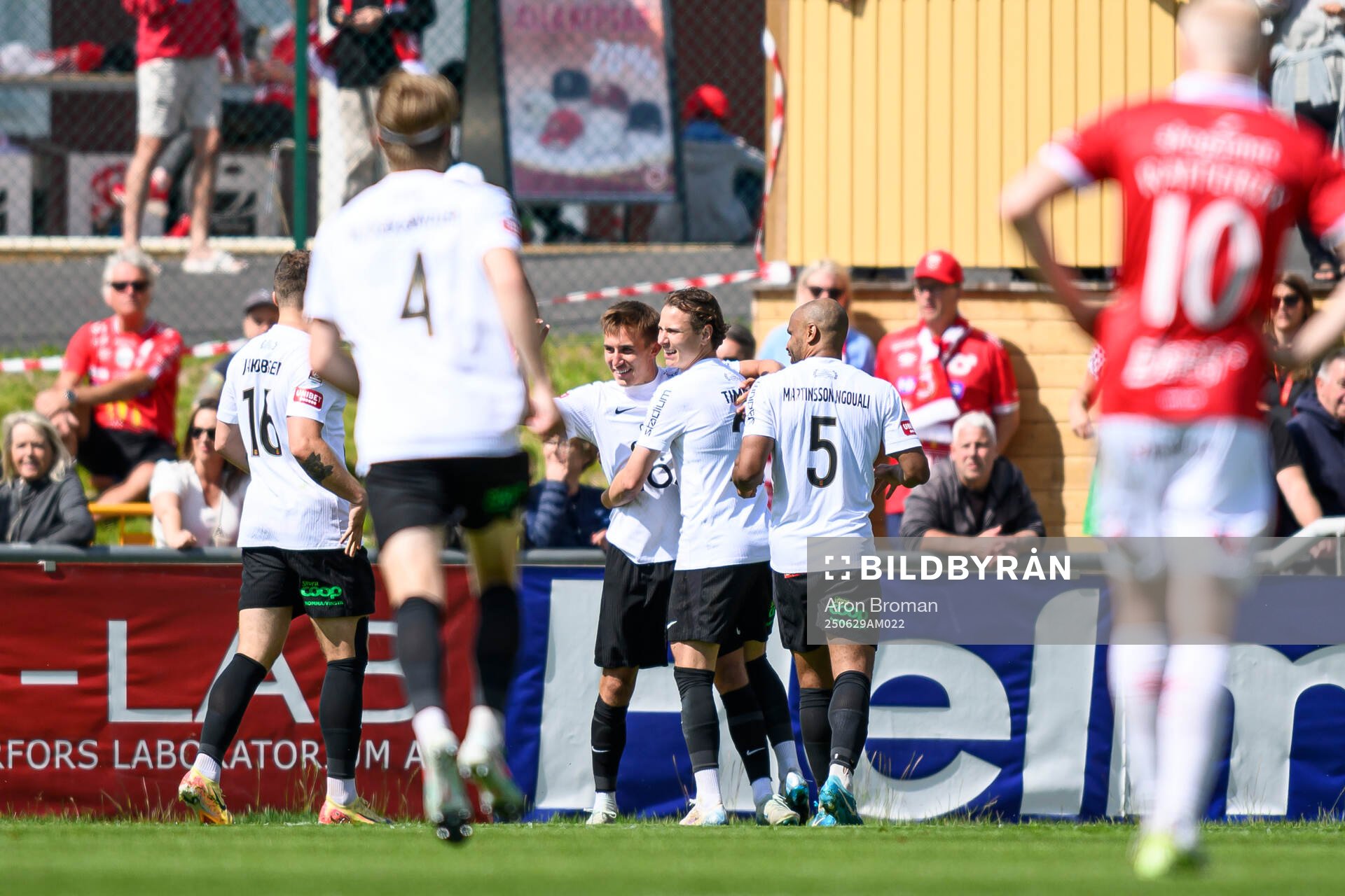 Brommapojkarnas Anton Kurochkin jublar