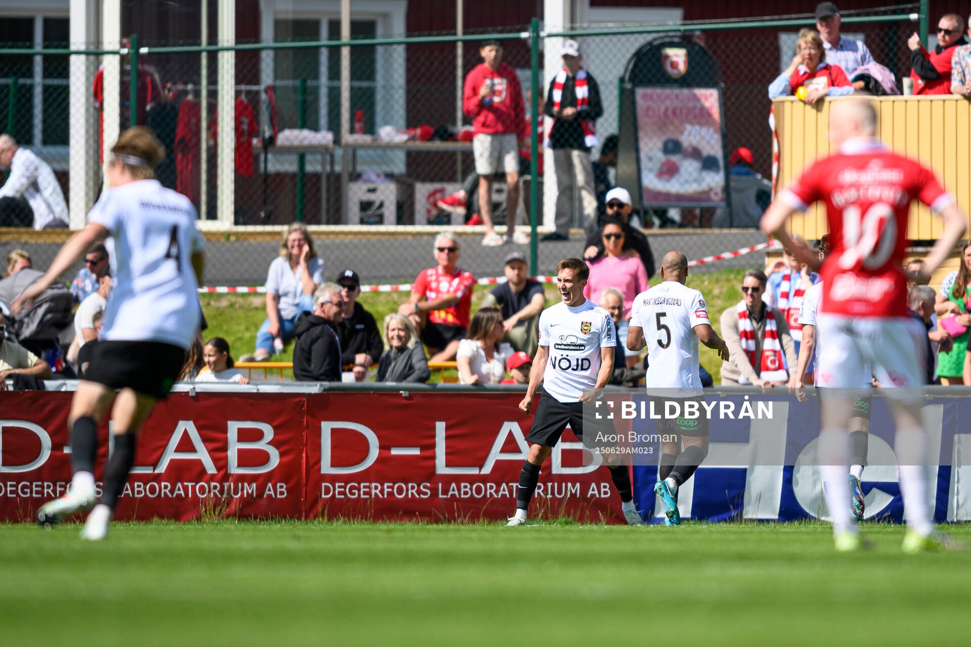 Brommapojkarnas Anton Kurochkin jublar